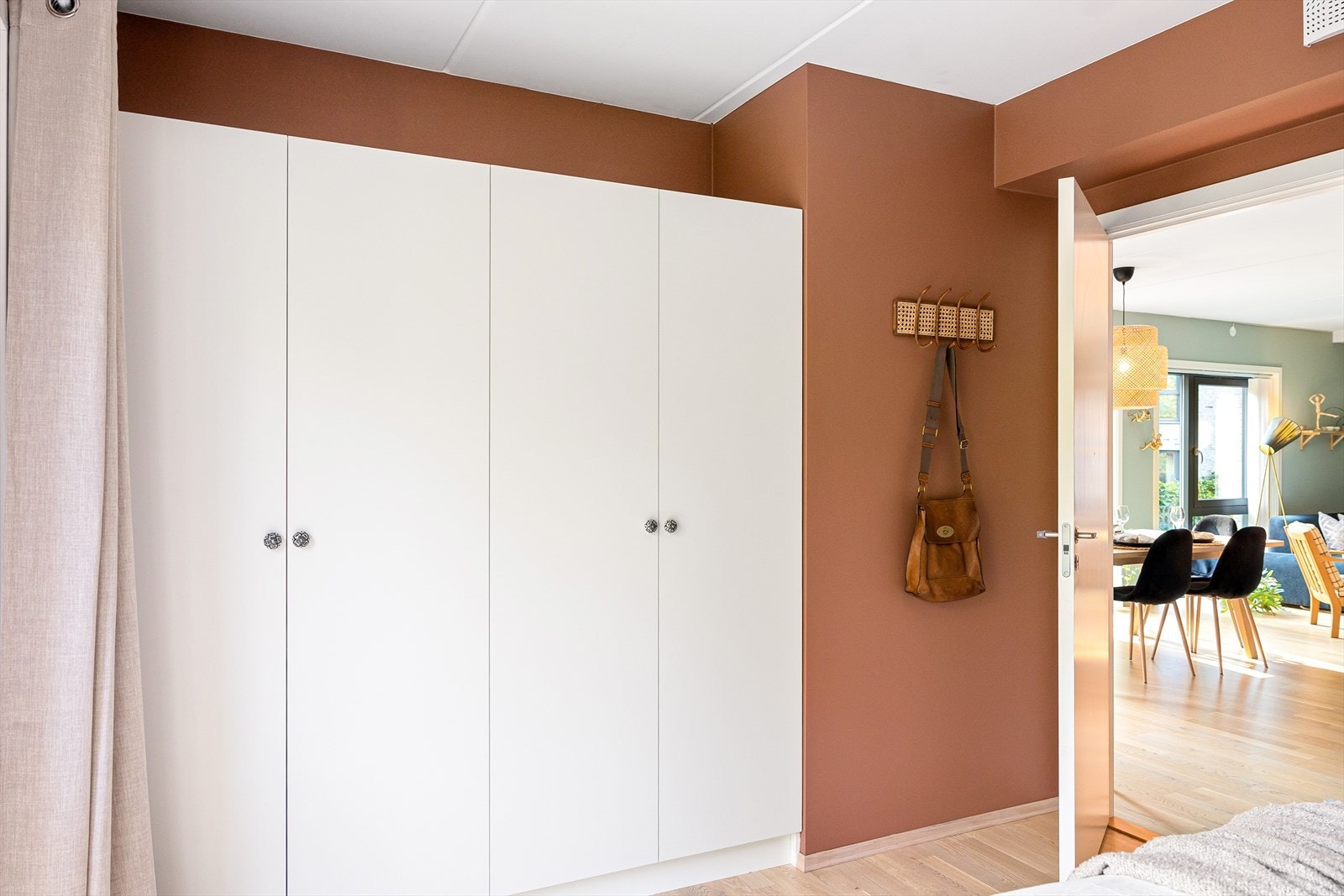 Det er rikelig med oppbevaringsplass i stort garderobeskap på soverom. Galleribilde