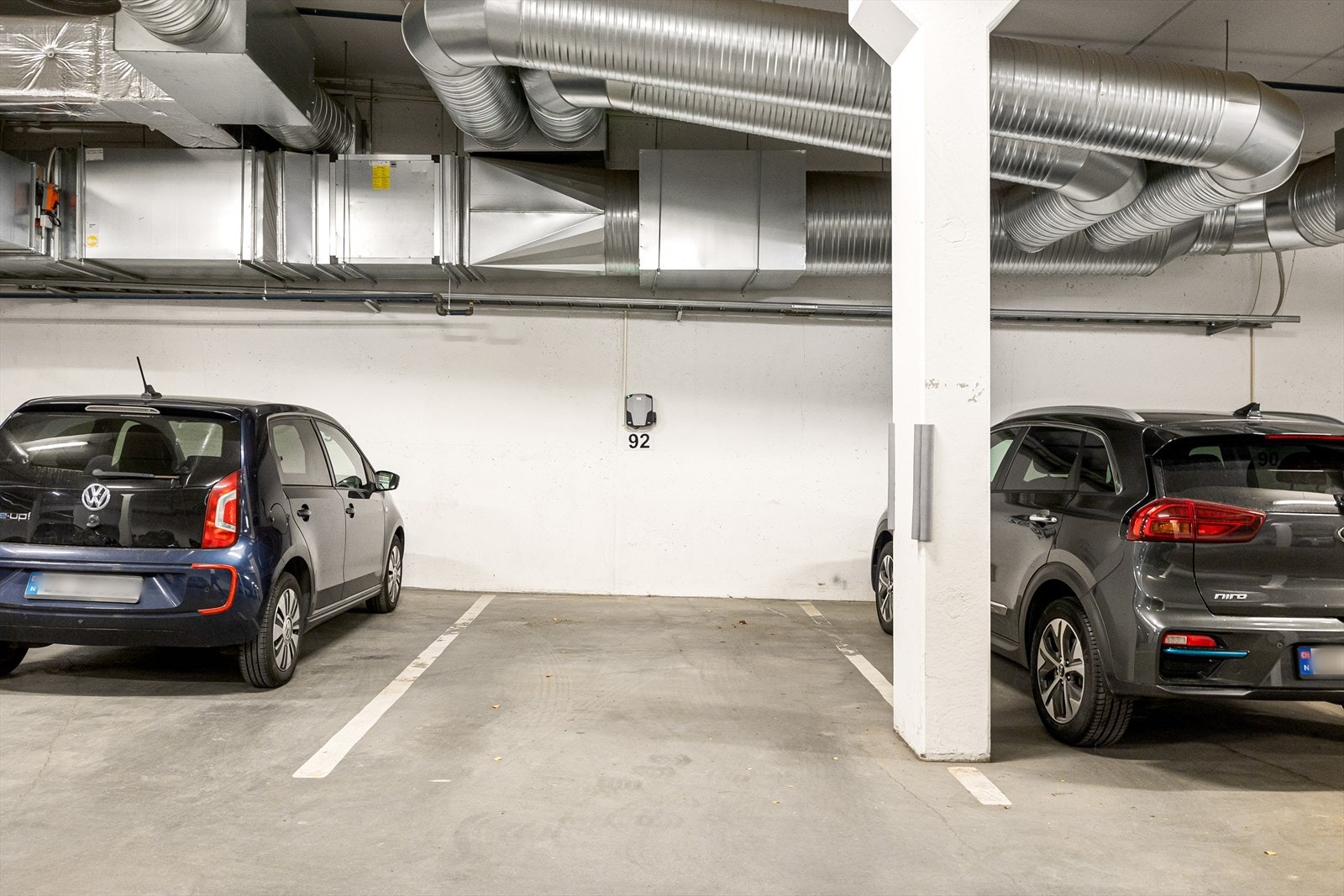 Det er mulighet for kjøp av garasjeplass med elbillader for kr. 500.000, merket med nr. 92. Galleribilde