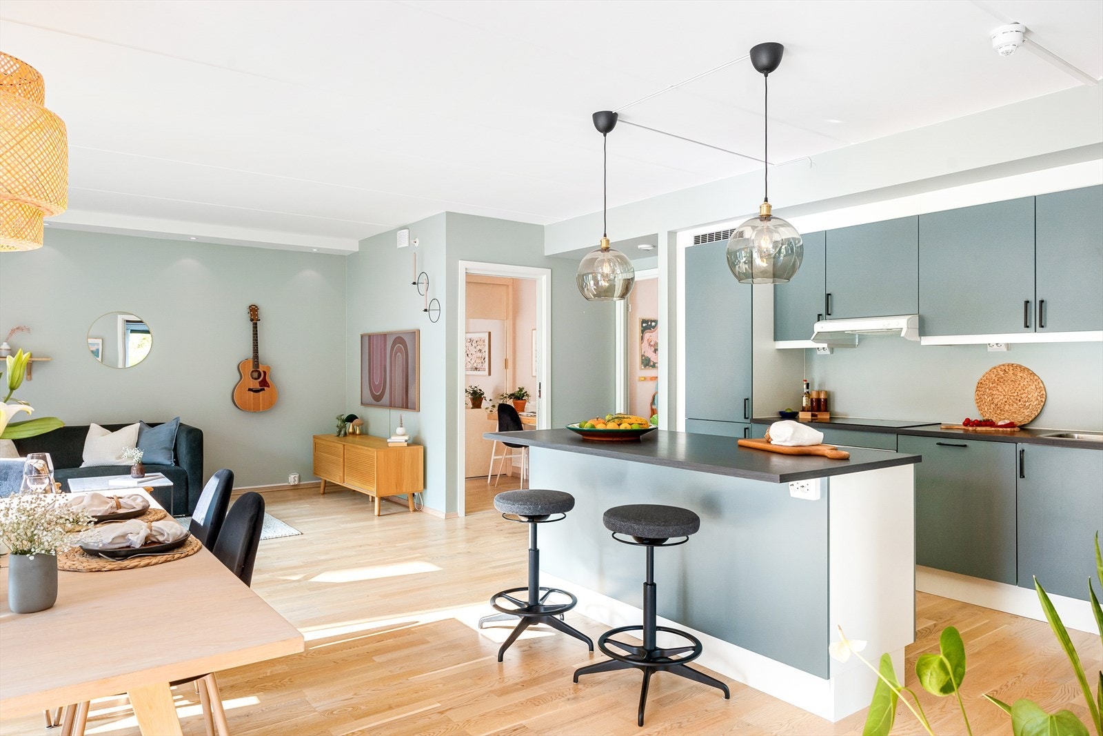 Kjøkkenet er i åpen løsning mot stuen, noe som skaper en sosial og hyggelig atmosfære. Galleribilde