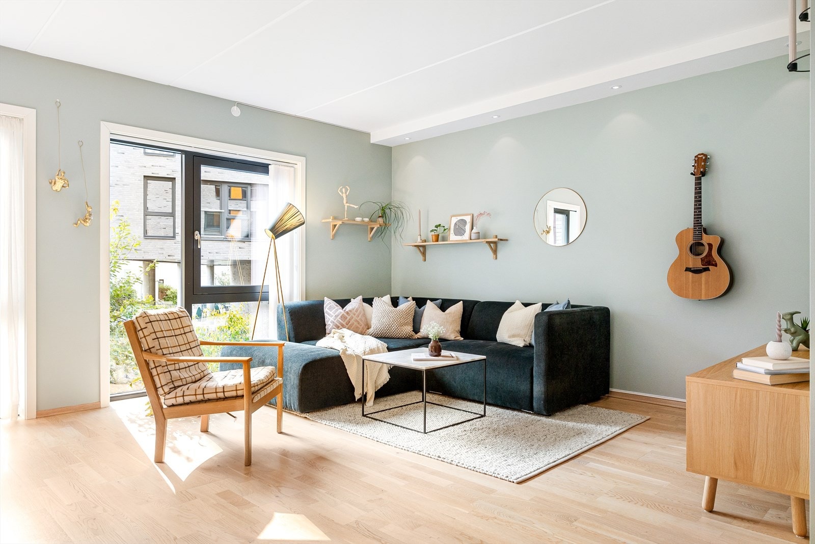 I stuen er det plass til en sofagruppe med tilhørende møbler. Galleribilde