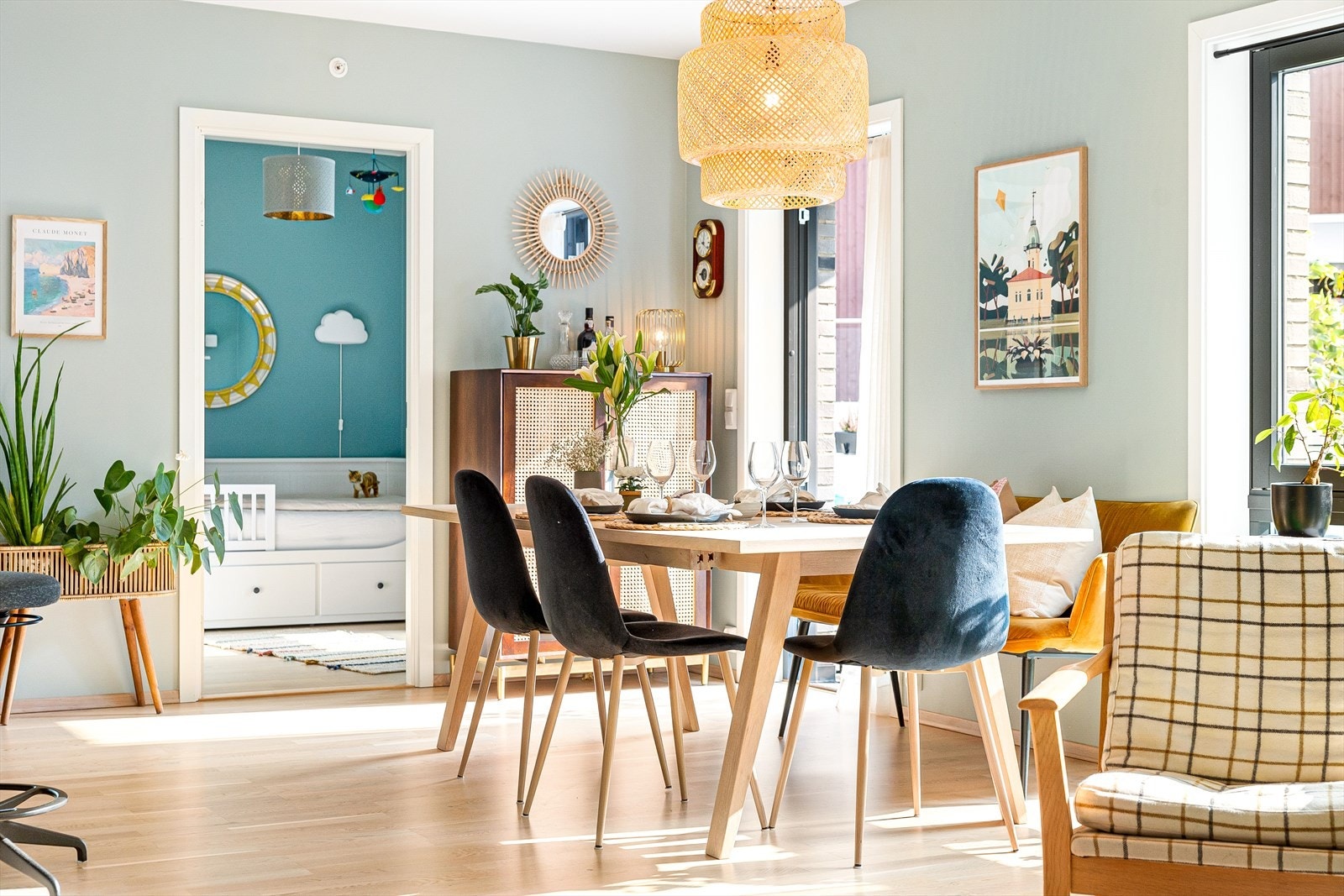 I stuen er det god plass til en hyggelig spisegruppe som gir rom for gjester på besøk. Galleribilde