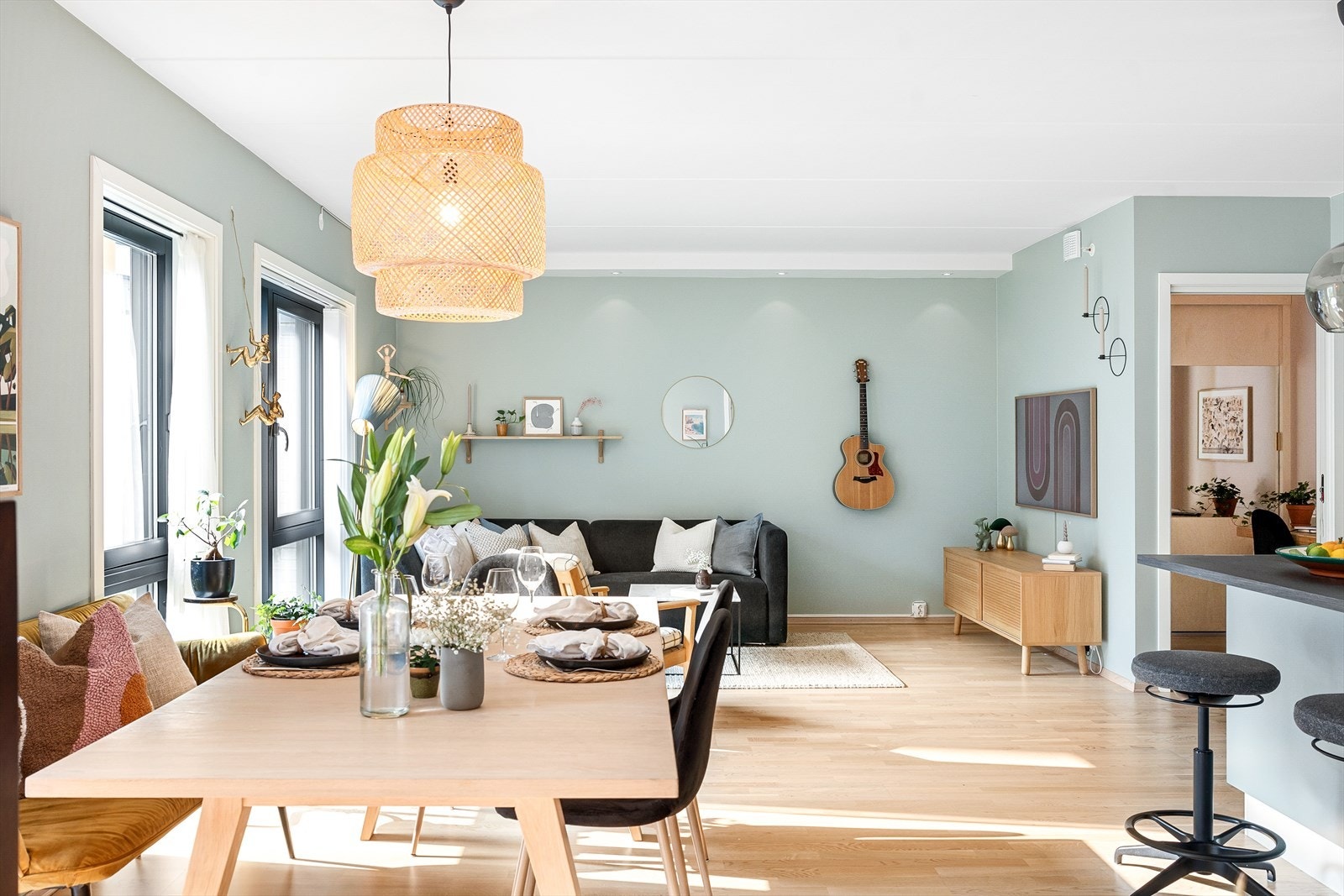 Stuen er leilighetens naturlige oppholdsrom og byr på god romfordeling samt store vindusflater. Galleribilde