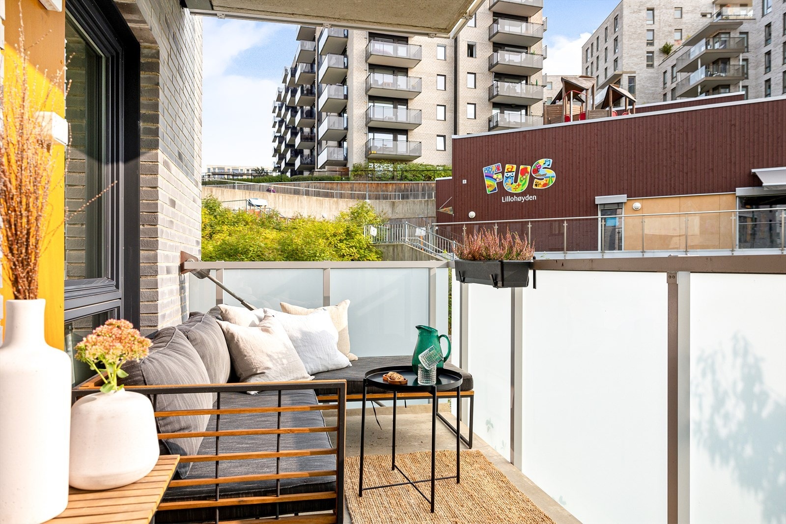 Fra stuen er det utgang til balkong som vender mot rolig område. Galleribilde