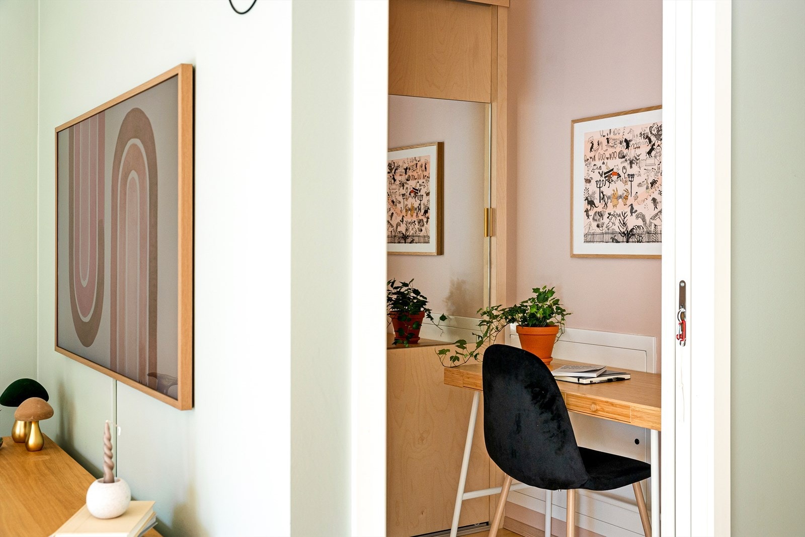 Fra stuen er det direkte adkomst til en praktisk innvendig bod/kontor. Galleribilde