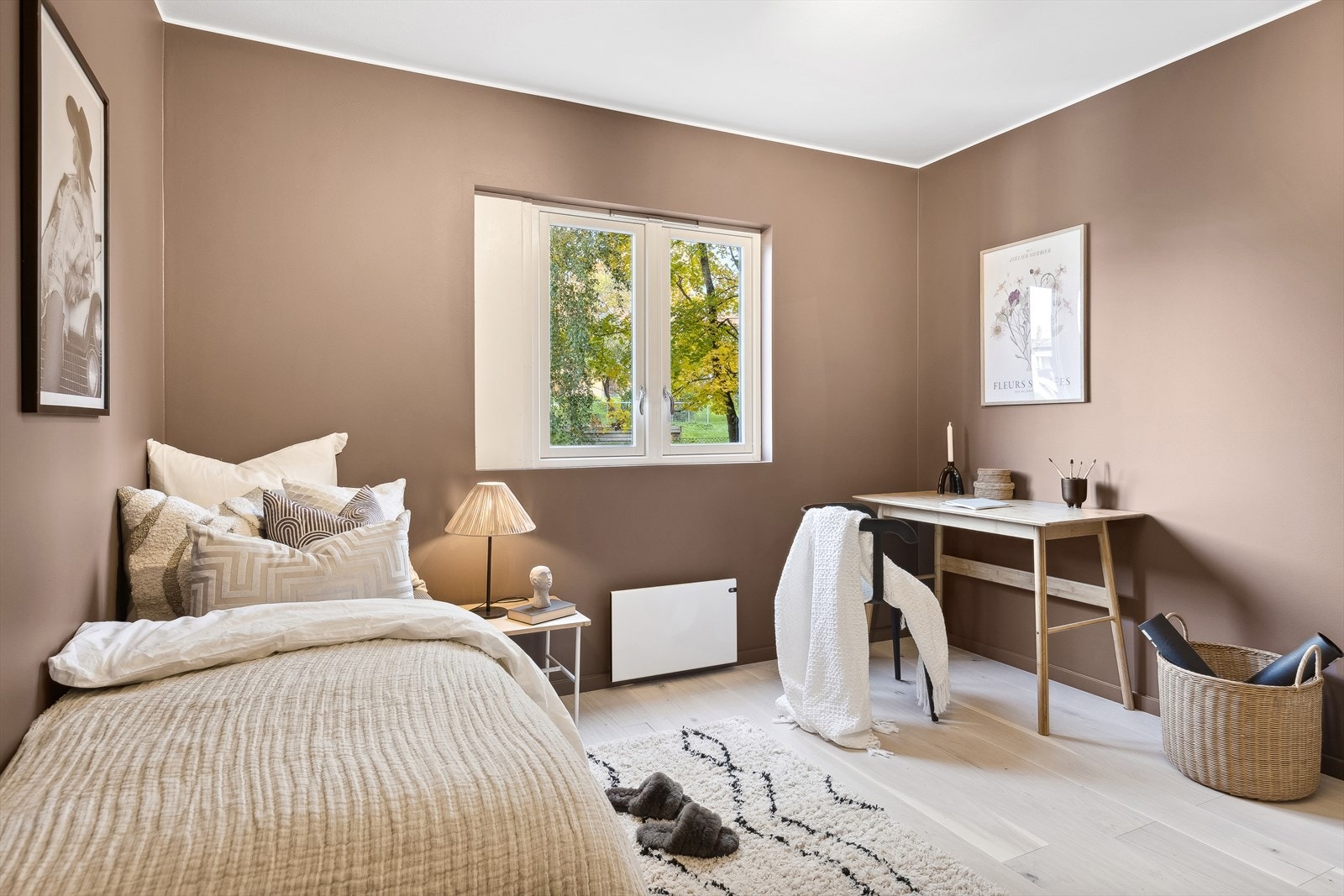 Her er veggflatene malt opp i en behagelig, cappuccinoinspirert fargetone Galleribilde