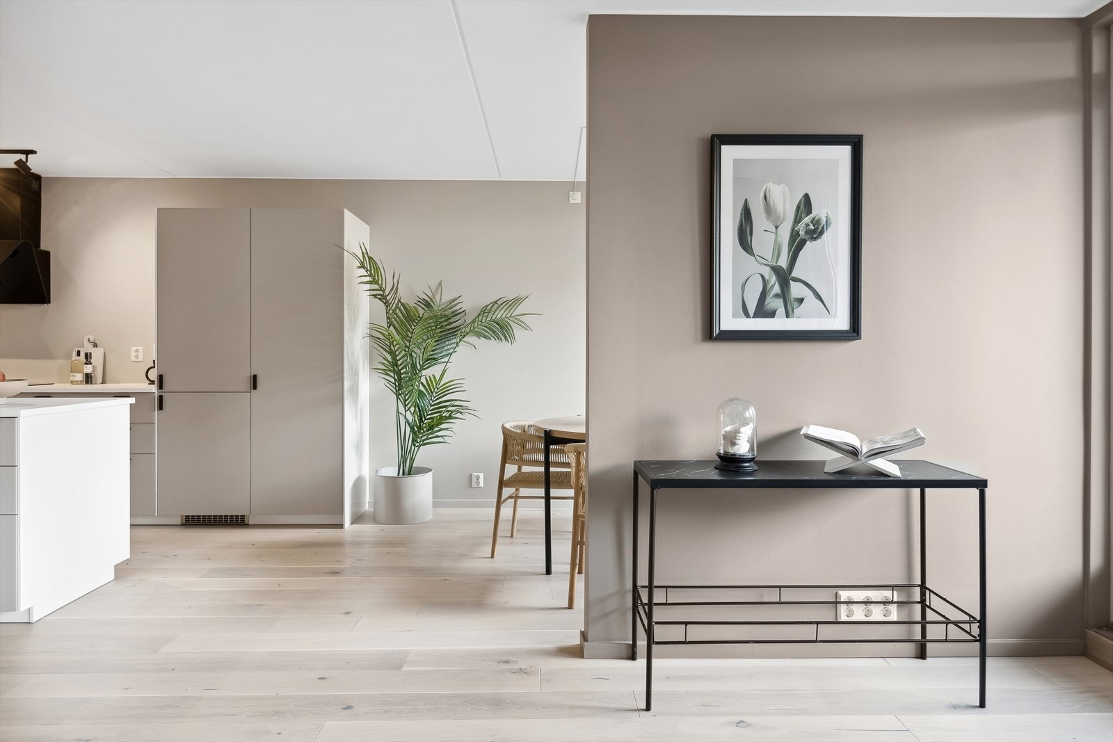 Enden av stuen er i dag delt opp i to soner, men her kan man også enkelt åpne opp om man ønsker en stor og åpen løsning Galleribilde