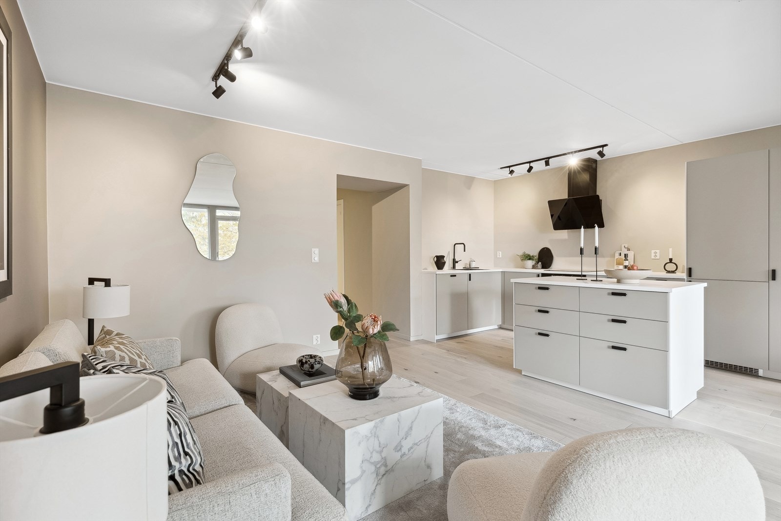 Stuen ligger i en åpen og moderne løsning mot kjøkken og her kan samtalen flyte fritt selv under middagsforberedelsene Galleribilde