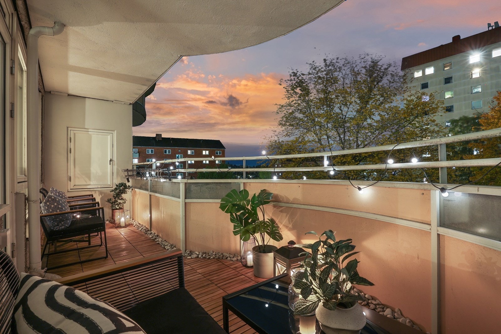 Her kan sene sommerkvelder nytes sammen med venner og familie med noe godt på grillen, mens man skuer utover fargerike solnedganger Galleribilde