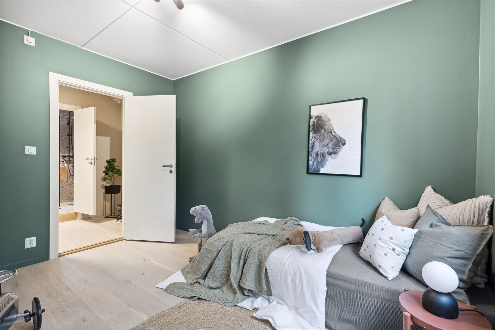 Soveværelse nr. 2 er også av god størrelse og egner seg perfekt som et barne-/gjesteværelse, og har god plass for å møblere med seng/sovesofa, skap og annet interiør Galleribilde