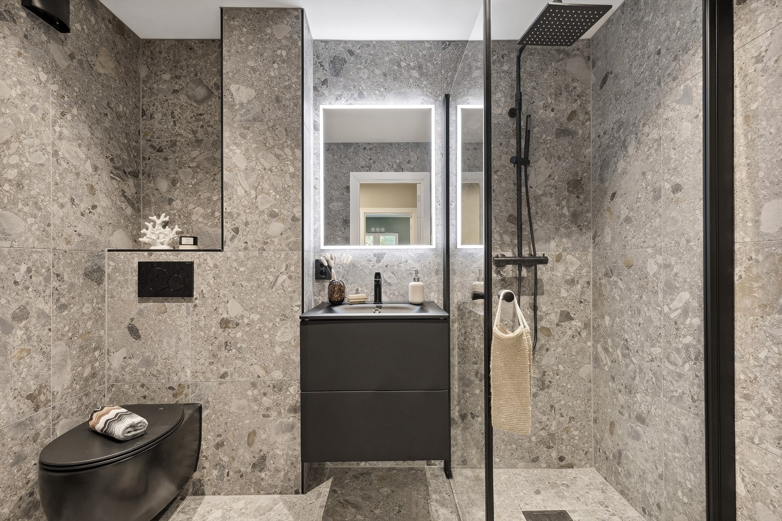 Særdeles delikat baderom som er pusset opp med high-end materialvalg i form av store Mirage Norr fliser, samt stilren og moderne baderomsinnredning Galleribilde