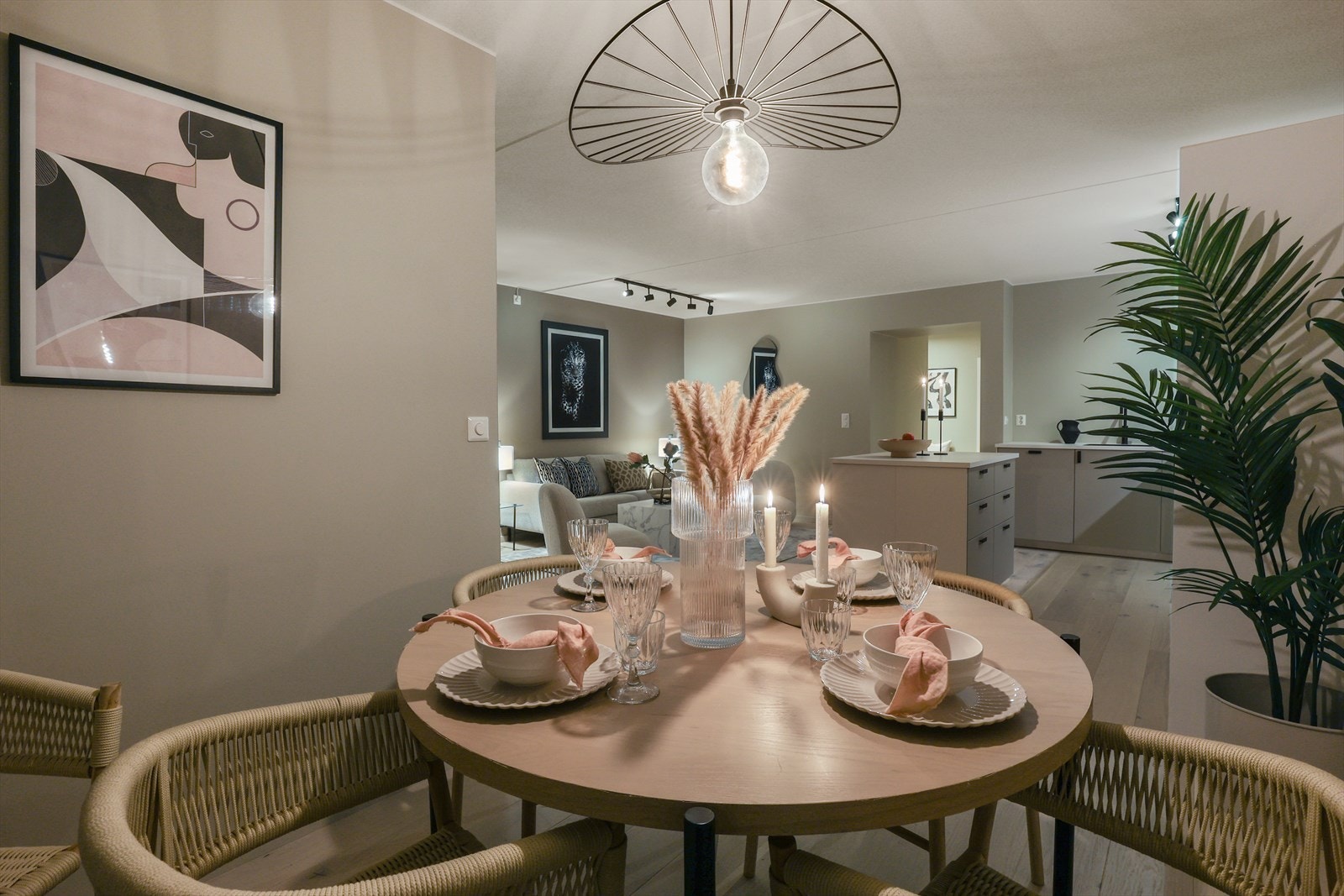 Leiligheten er som skapt for å holde selskap, og her er det bare å glede seg til hyggelige kvelder med venner og familie! Galleribilde