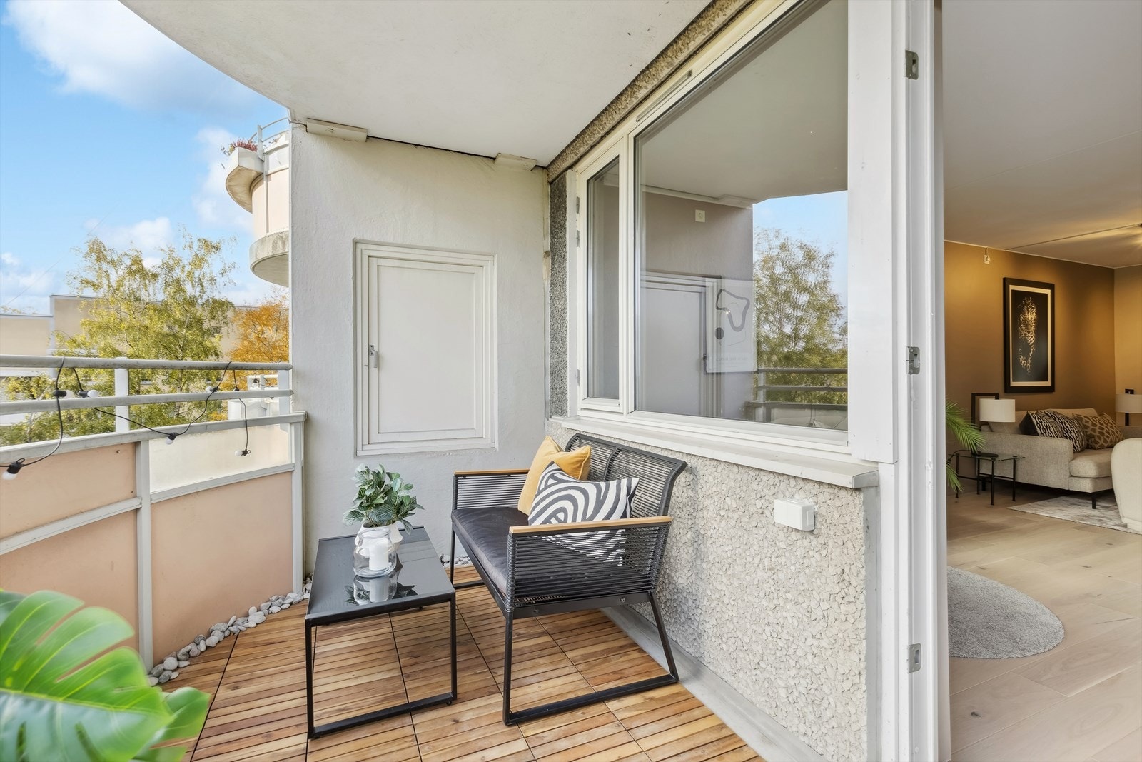 Fra stuen er det adkomst til en romslig, sydvendt balkong på ca. 9,5 m² som ligger badet i sol fra tidlig til sent på dagen Galleribilde