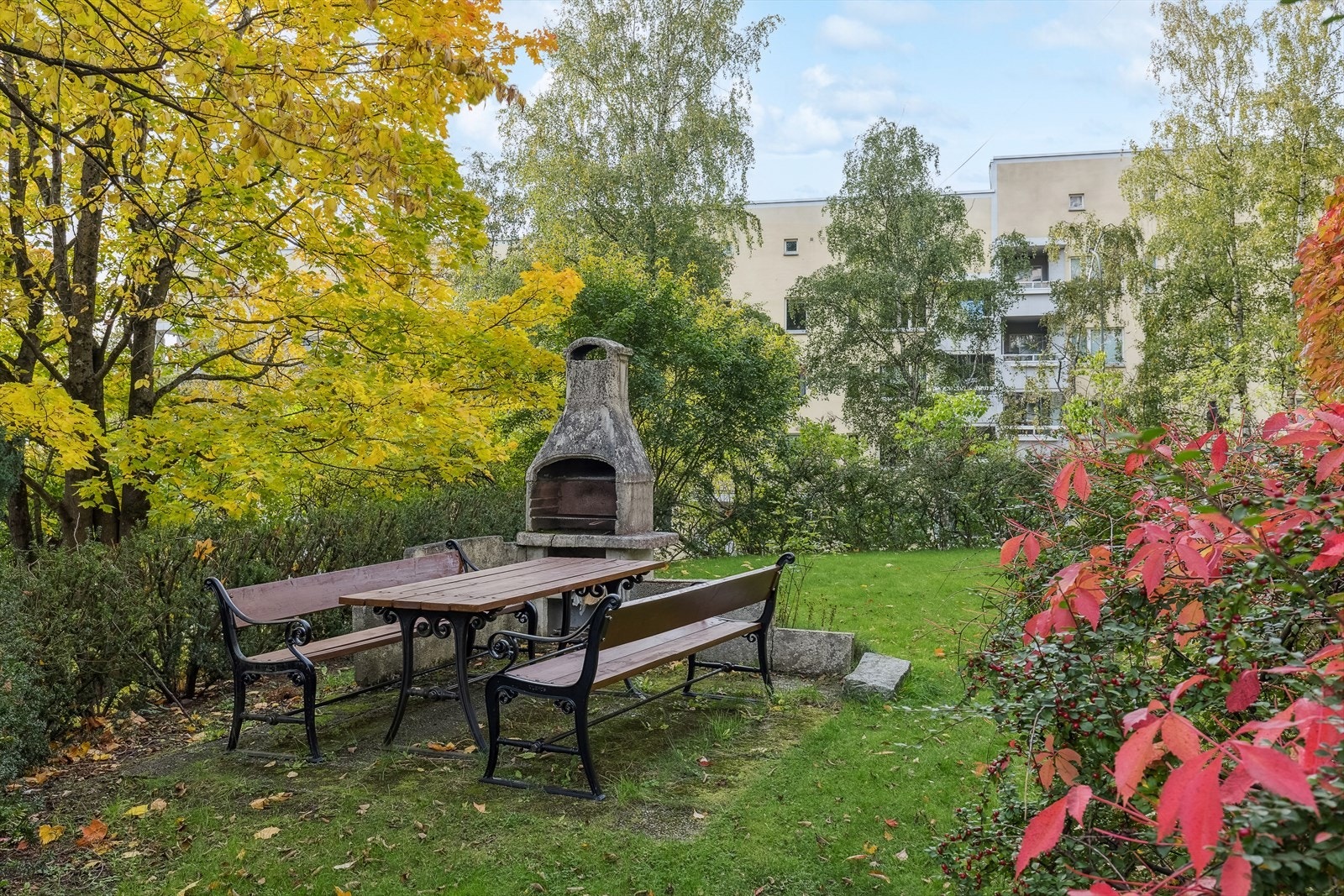 Her er det grill og flere hyggelige sitteplasser beboerne kan benytte seg av Galleribilde