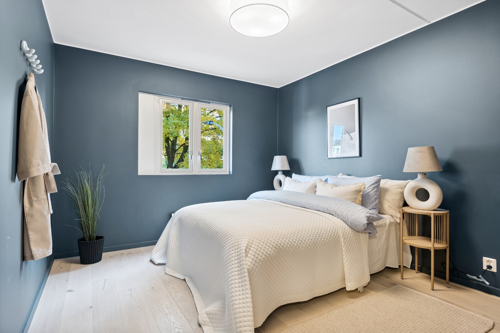 Tiltalende soveværelse av god størrelse som enkelt kan møbleres med stor dobbeltseng, garderobeskap og annet soveromsinteriør Galleribilde