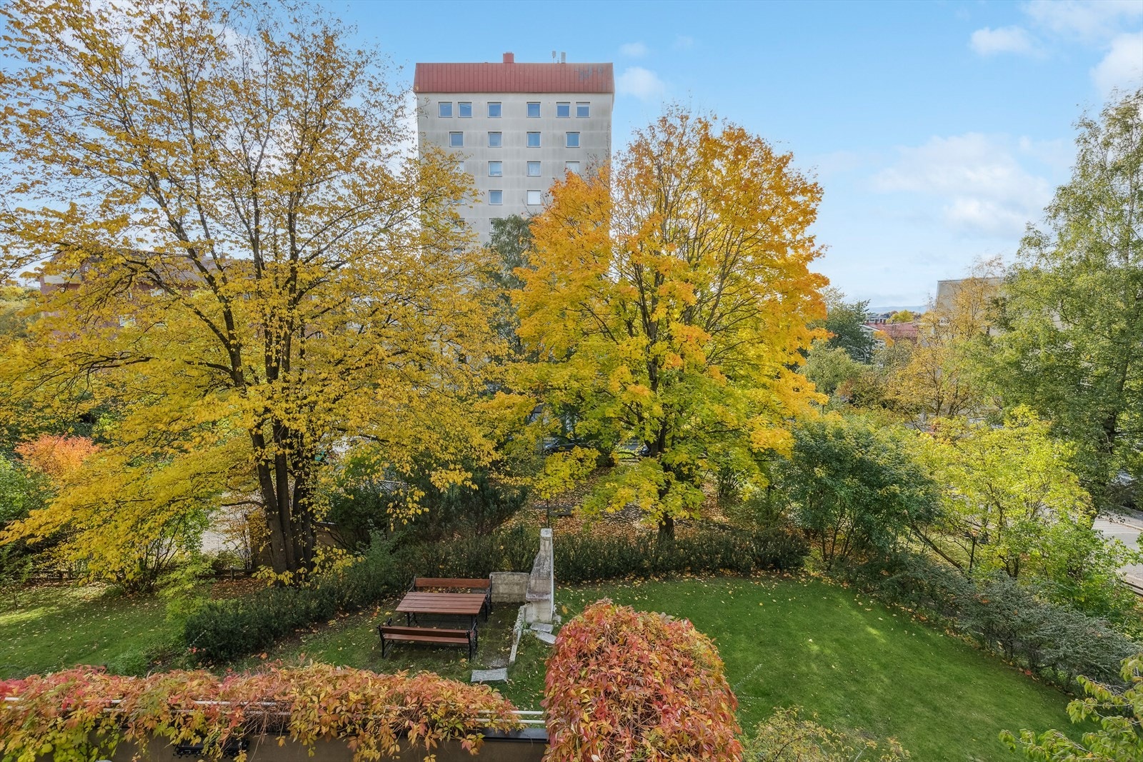 Balkongen har usjenert beliggenhet i tilbaketrukkede og frodige omgivelser Galleribilde