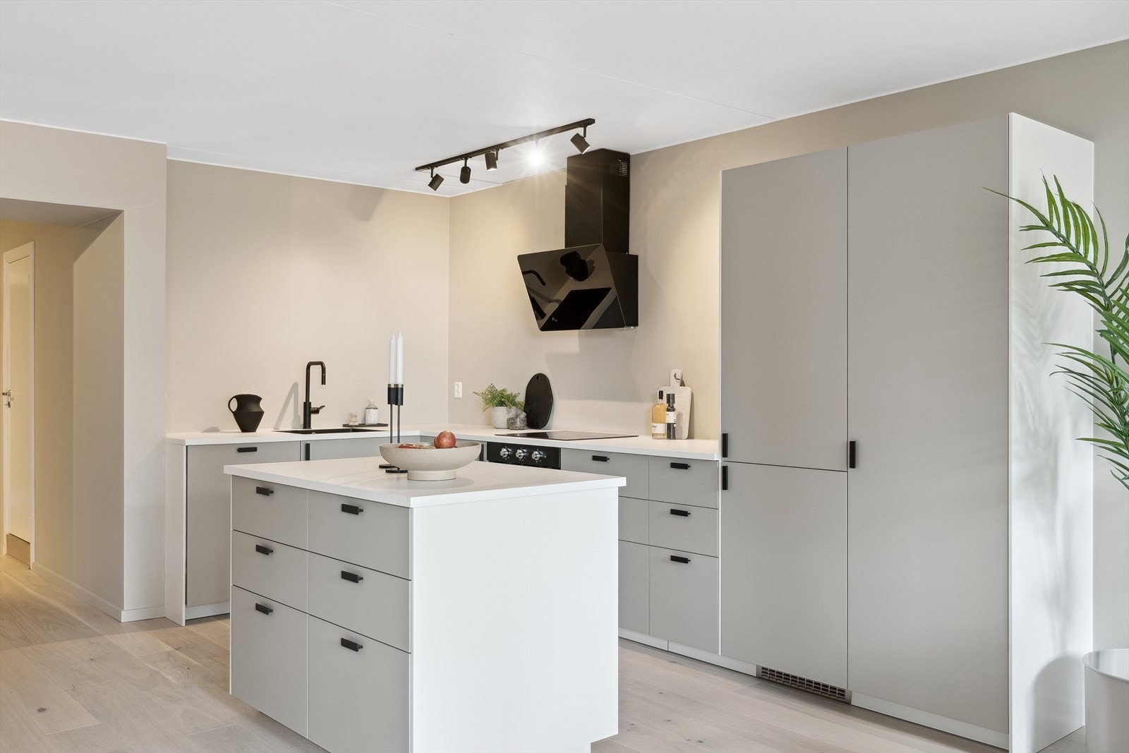 Det moderne og sømløse kjøkkenet har integrerte hvitevarer, samt en hendig kjøkkenøy som i praksis fungerer som en barløsning mot stuen Galleribilde