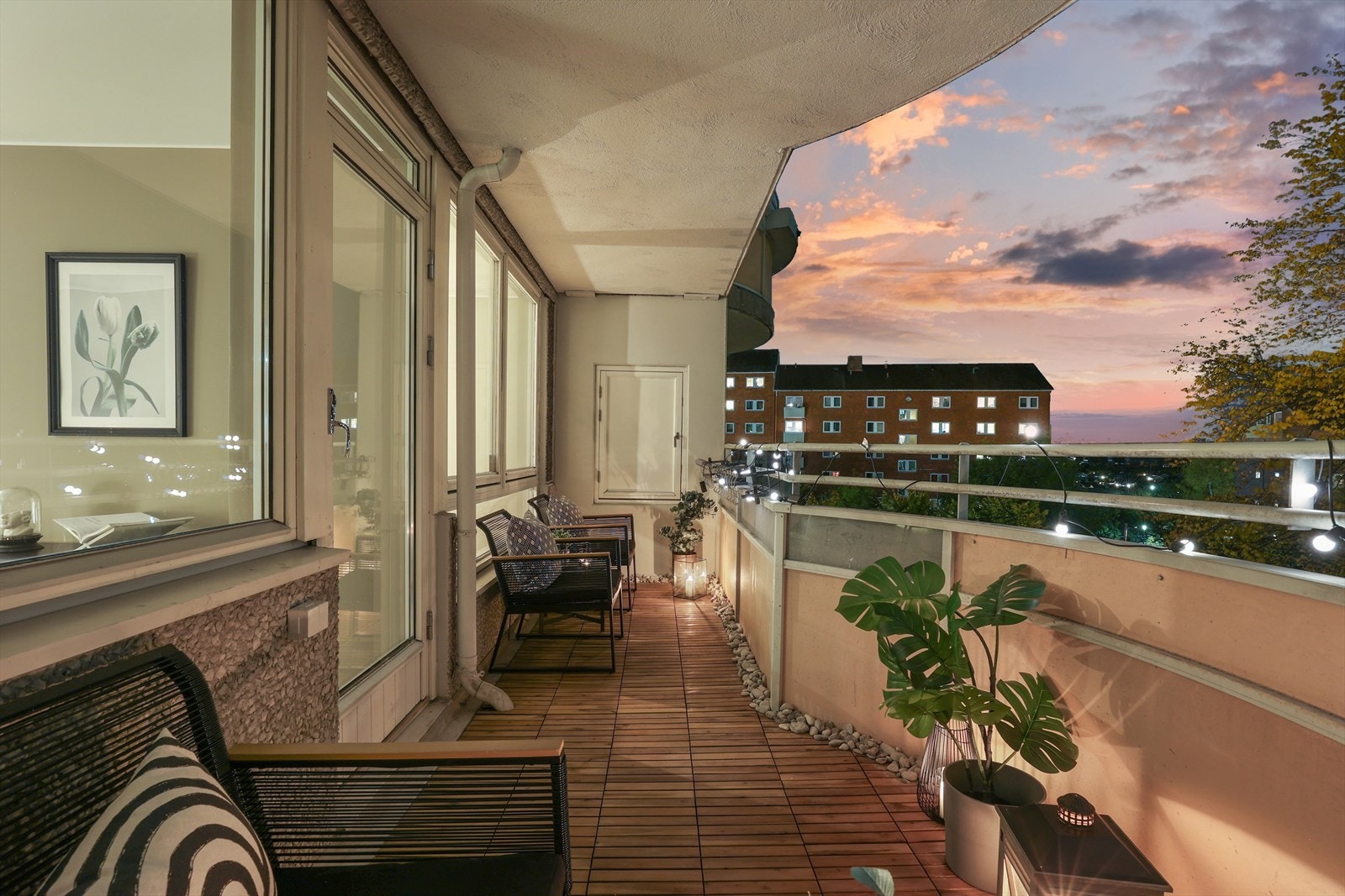 Enkelt å møblere med sittegruppe i tillegg til en hyggelig lounge, noe som gjør at den egner seg perfekt for sosiale sammenkomster Galleribilde