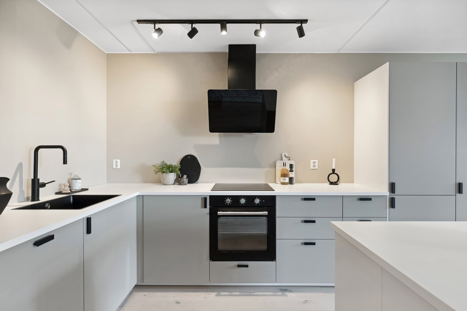 Lekkert og velutstyrt kjøkken fra 2023 som er fullt av moderne og stilrene detaljer Galleribilde