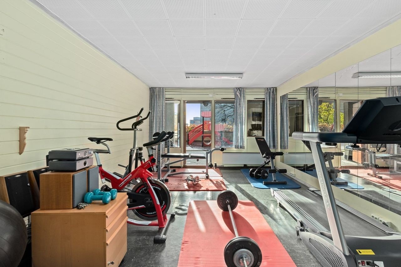 Trimrommet er vesentlig oppgradert med ny tredemølle, styrkeapparater og ellipse-maskin til glede for alle beboere med tilgang (kr 1 000,- pr leilighet pr. år) Galleribilde