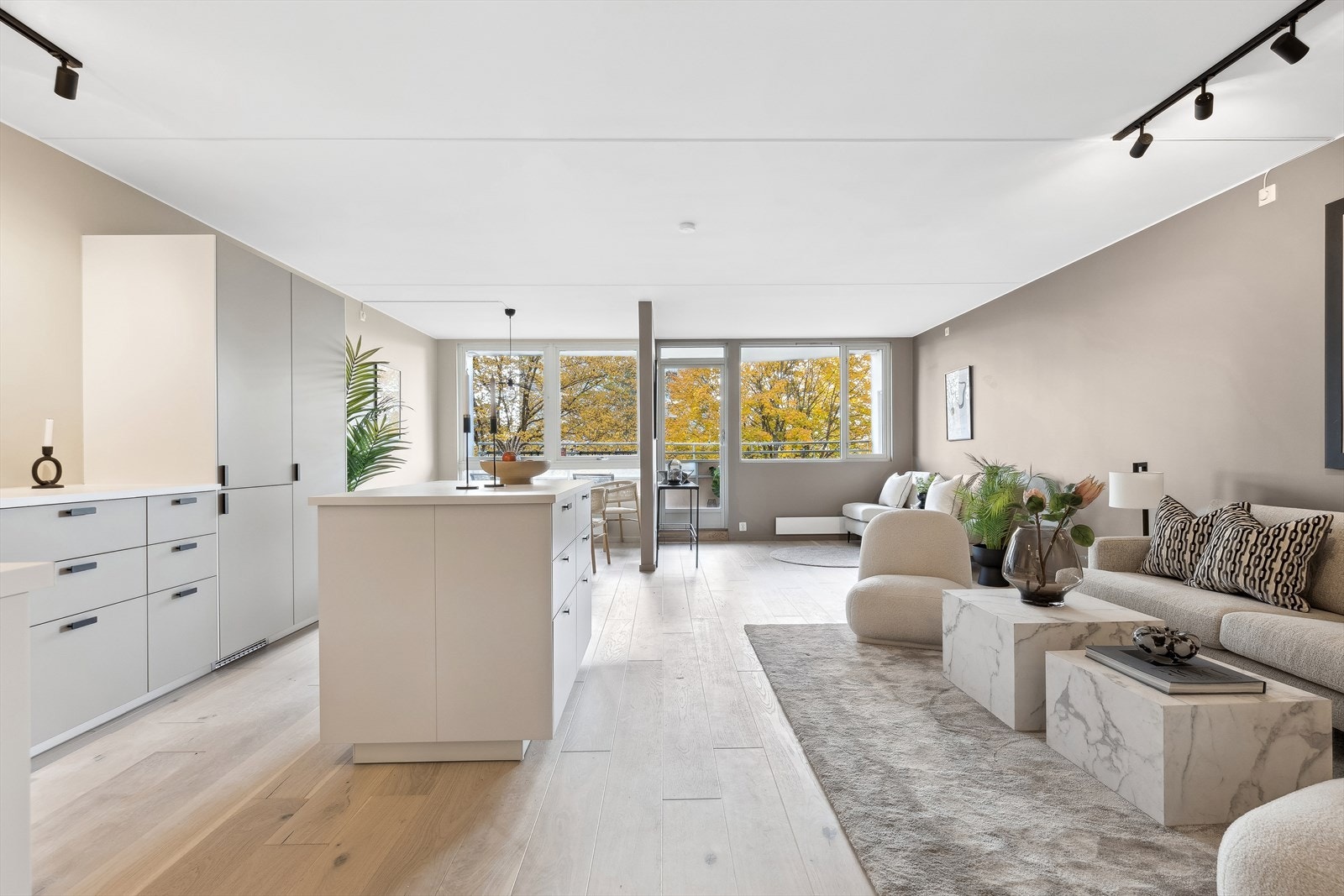 Særdeles lys og romslig stue hvor man umiddelbart legger merke til leilighetens særpreg med sitt designmessige uttrykk med high-end innredning og stilfulle detaljer Galleribilde