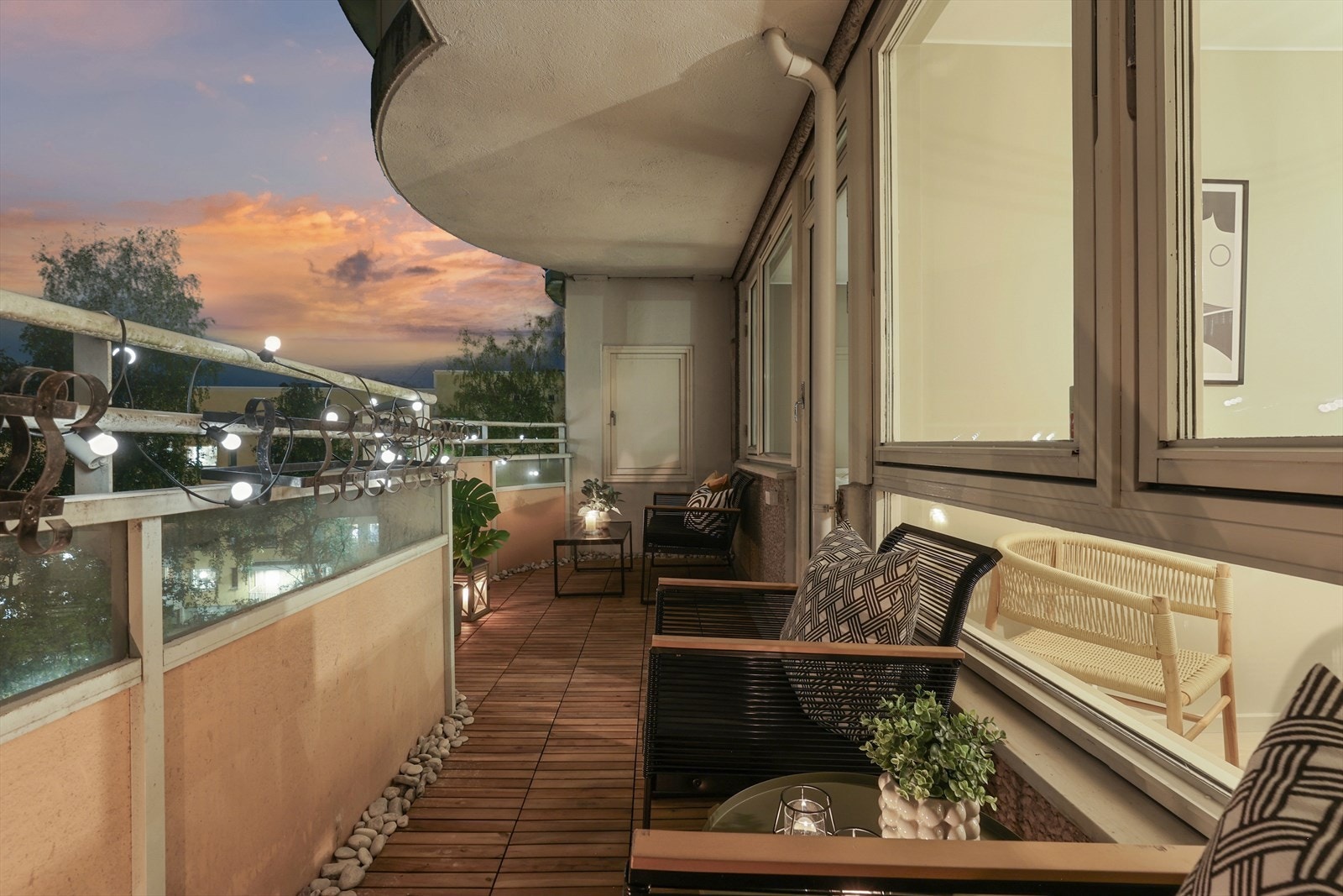 Balkongen har overbygg og selv i dårlig vær kan man trekke ut og nyte frisk luft Galleribilde