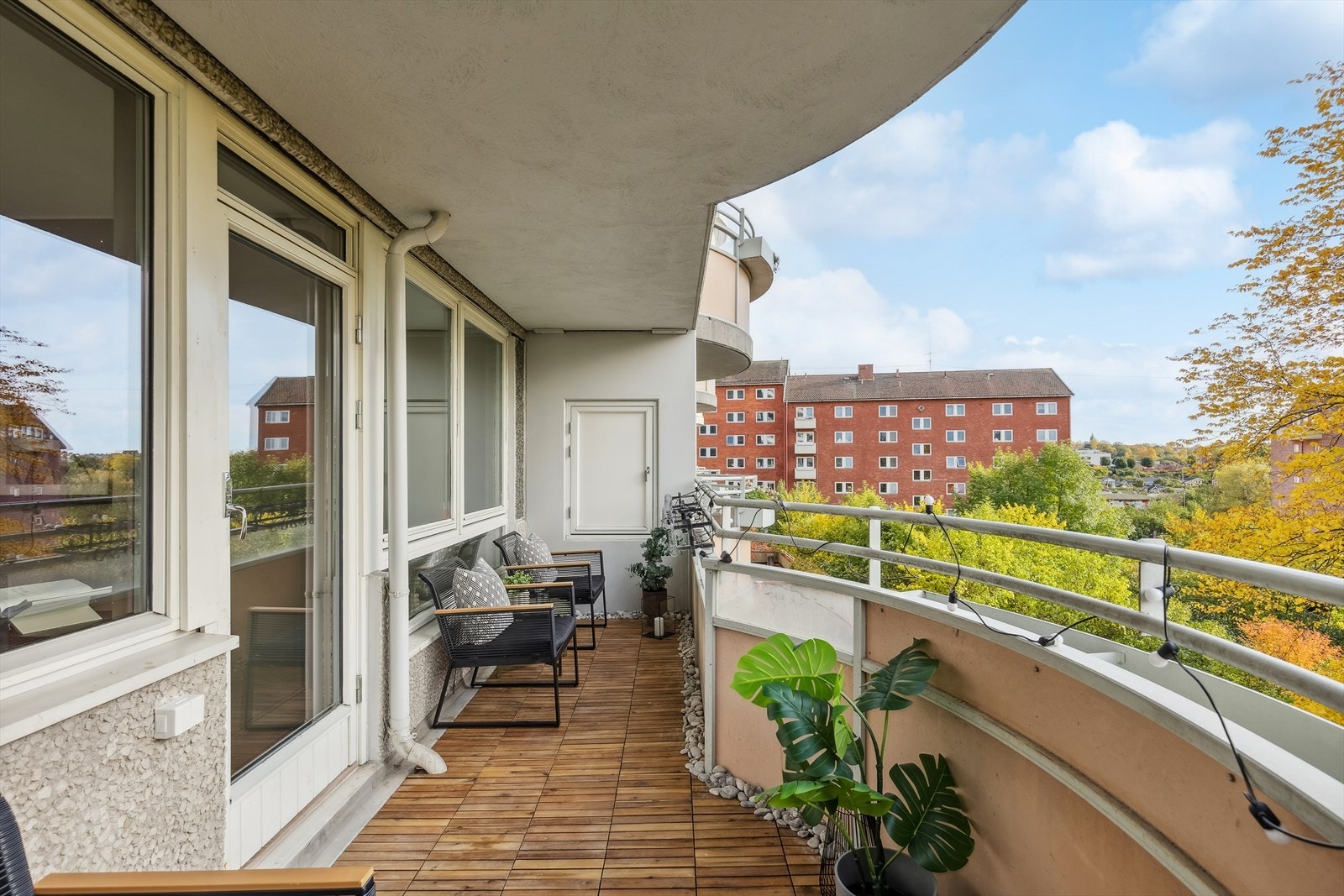 Balkongen oppleves som en utvidelse av stuen på varme sommerdager Galleribilde