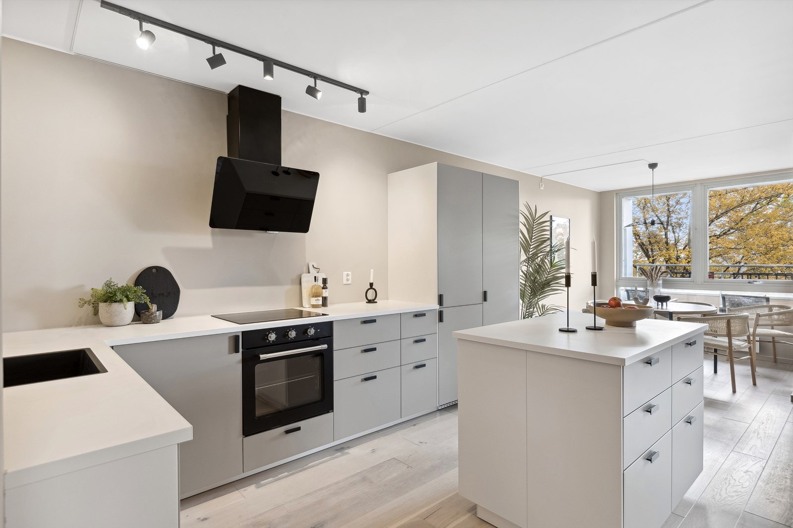 Nyoppusset og velutstyrt kjøkken med tidsriktige fargevalg som glir fint inn i det skandinaviske interiørbildet Galleribilde