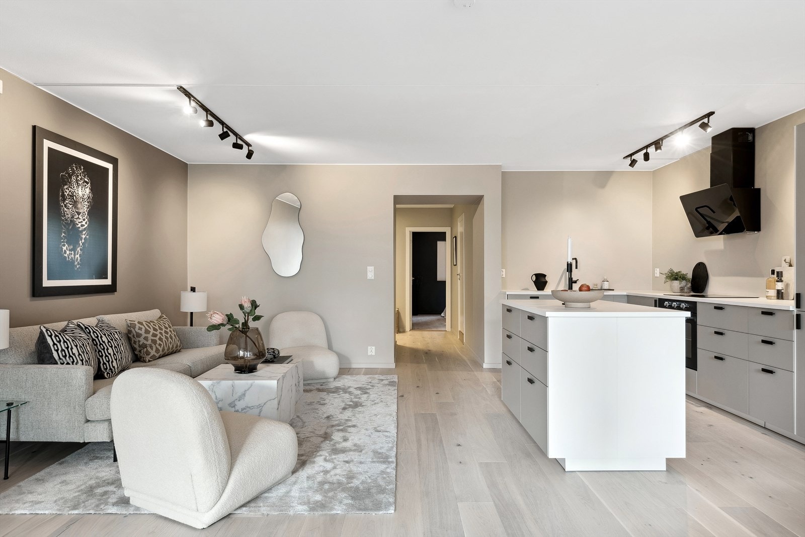 Veggflatene er malt opp i en delikat sandtone, mens gulvflater består av moderne 1-stavs eikeparkett Galleribilde