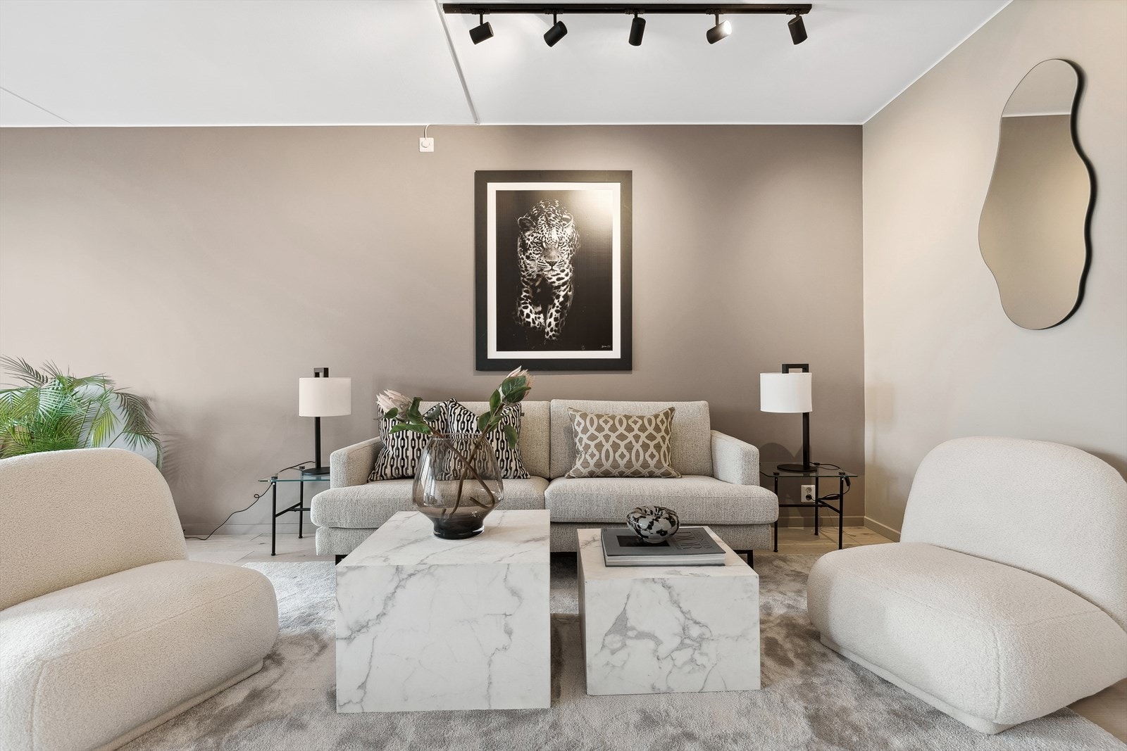 I tillegg til spisestue er det god plass for å møblere med en stor sofaseksjon med tilhørende møblement Galleribilde