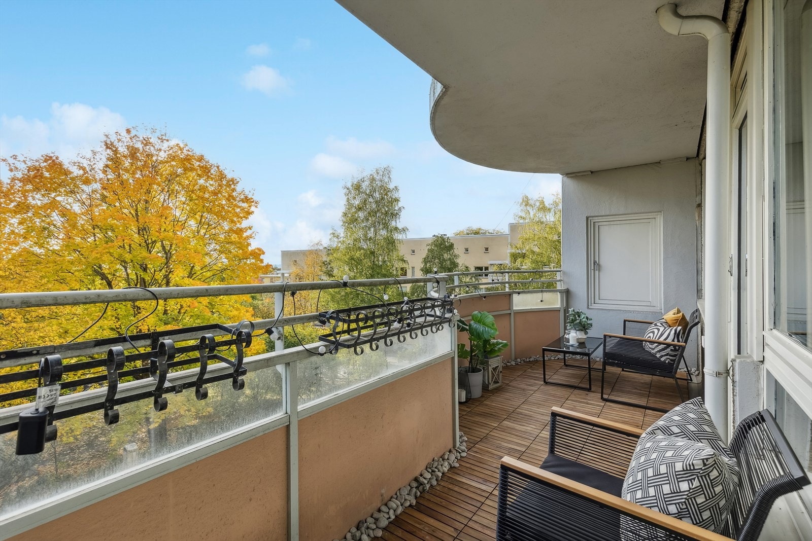 Fra stuen er det adkomst til en romslig, sydvendt balkong på ca. 9,5 m² som ligger badet i sol fra tidlig til sent på dagen Galleribilde