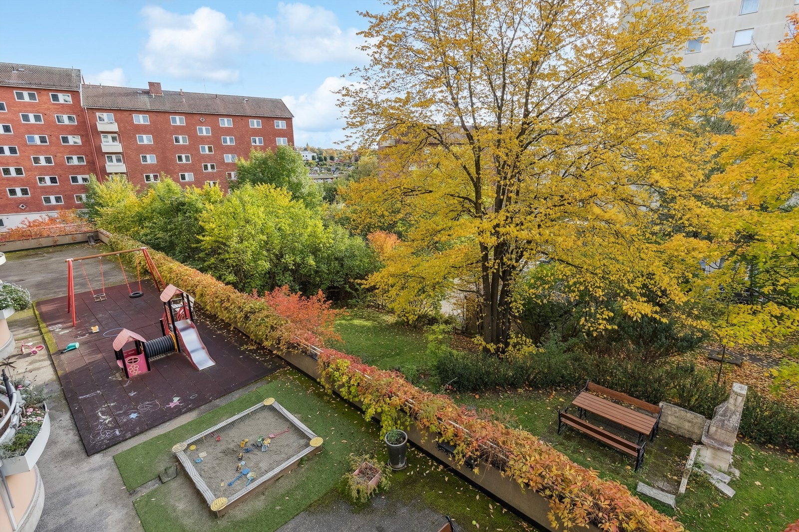 Eiendommen ligger tilbaketrukket i frodige omgivelser Galleribilde