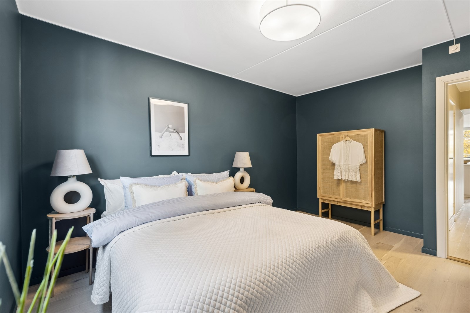 I likhet med de 2 andre soveværelsene ligger værelset orientert mot rolige omgivelser, og i tillegg tilbaketrukket fra resten av leiligheten, så her kan man trekke seg tilbake og nyte kveldsroen Galleribilde