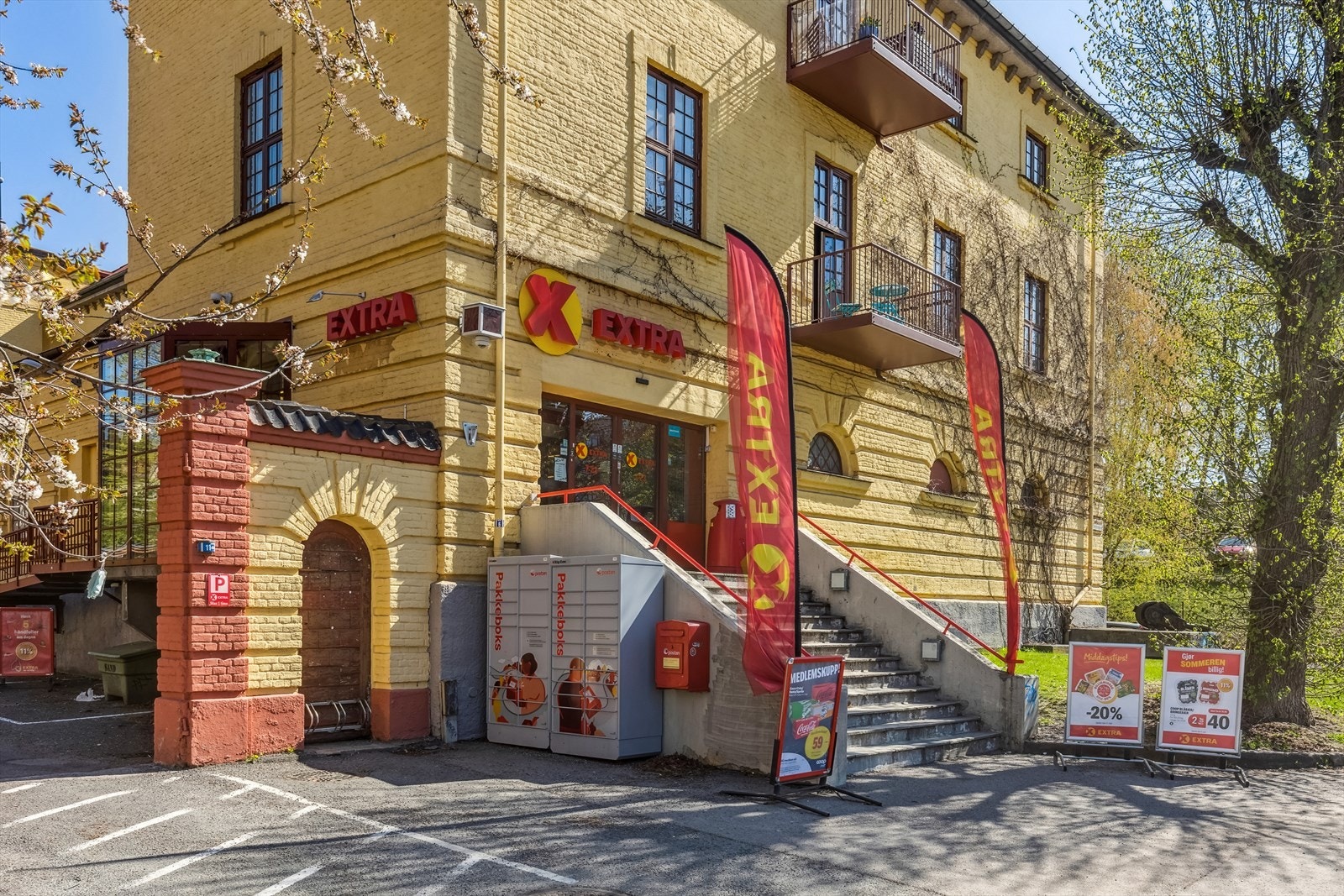 Coop Extra er en av flere matbutikker i nærområdet, og ligger rett opp i gaten Galleribilde