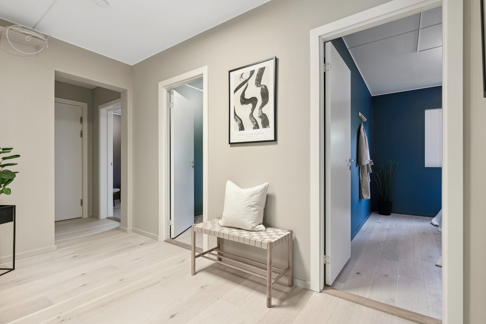 Gjennomtenkt og praktisk planløsning, hvor man fra entréen har adkomst til alle de 3 soveværelsene som ligger rolig og tilbaketrukket fra resten av boligen Galleribilde