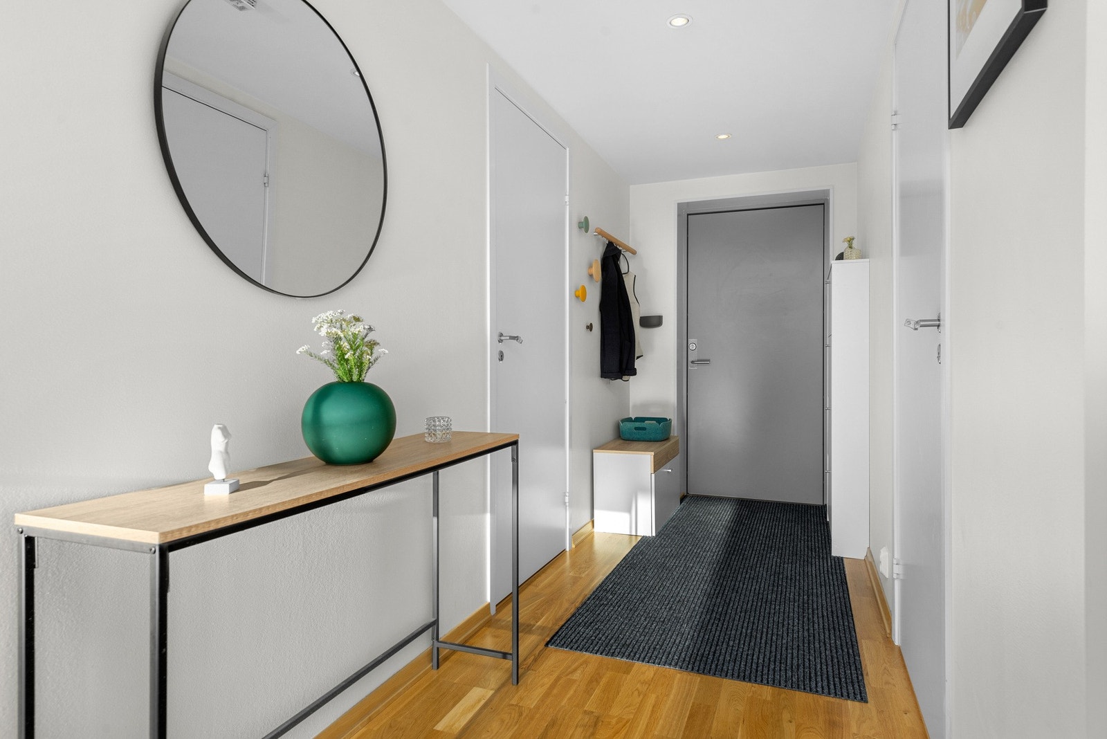 Romslig gang med plass til sko og yttertøy. Galleribilde