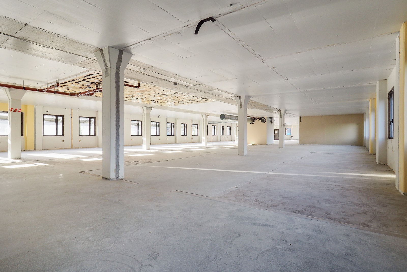 Totalt 10 vinduer sikrer godt lysinslipp i hele lokalet. Galleribilde