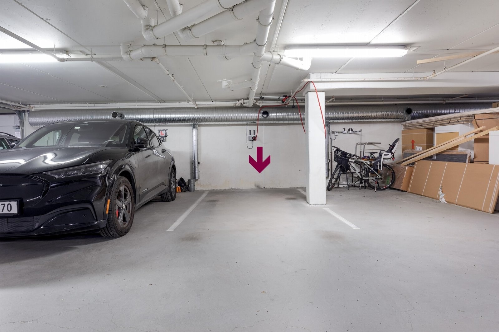 Fastparkeringsplass i garasja m/ el-bil lader Galleribilde