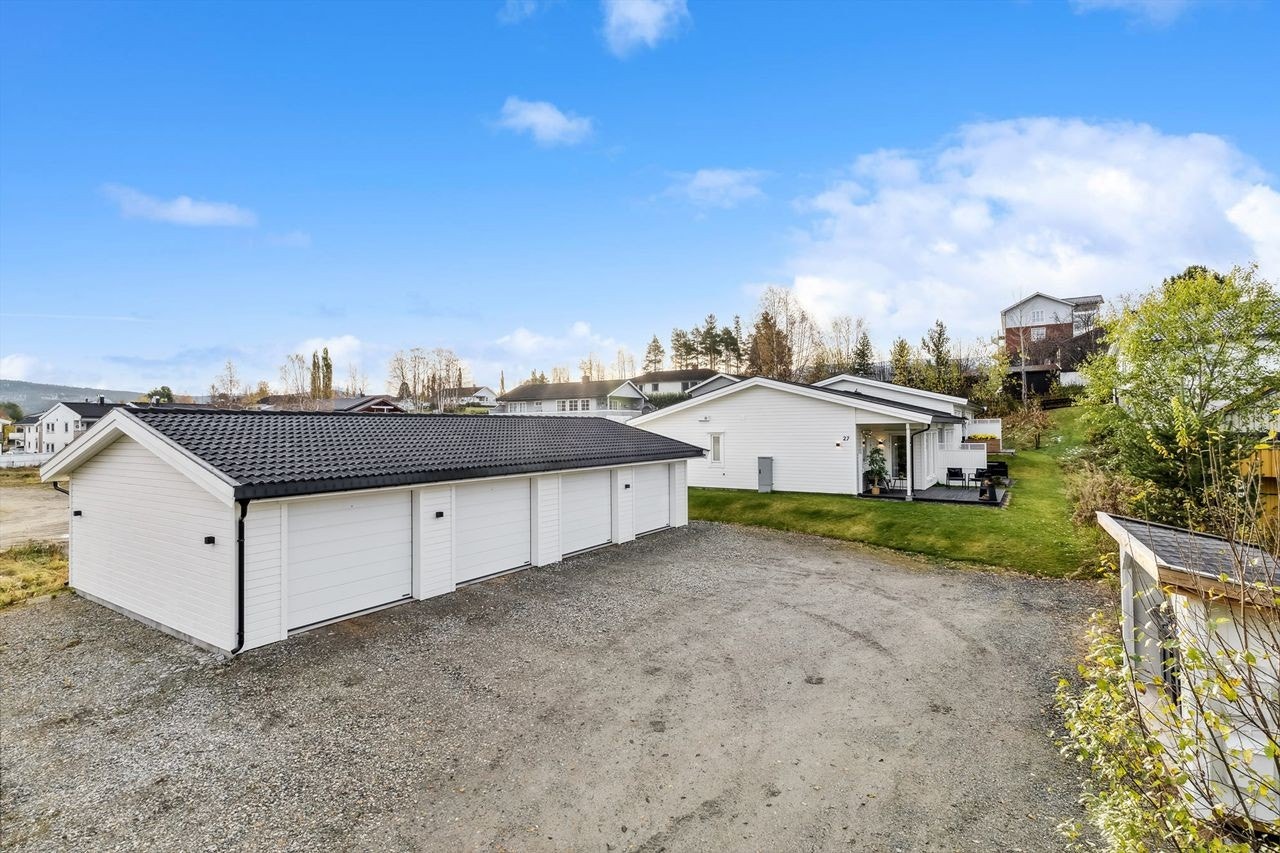 Parkveien 27 er et sameie med 4 boenheter i rekkehus og felles garasjeanlegg Galleribilde