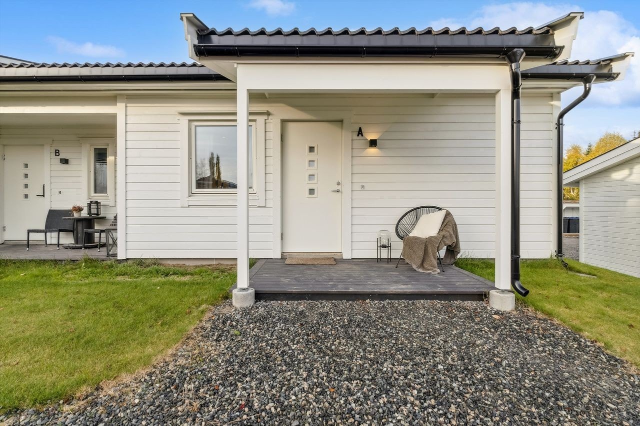 Endeleilighet i rekkehus med et trivelig overbygd inngangsparti Galleribilde