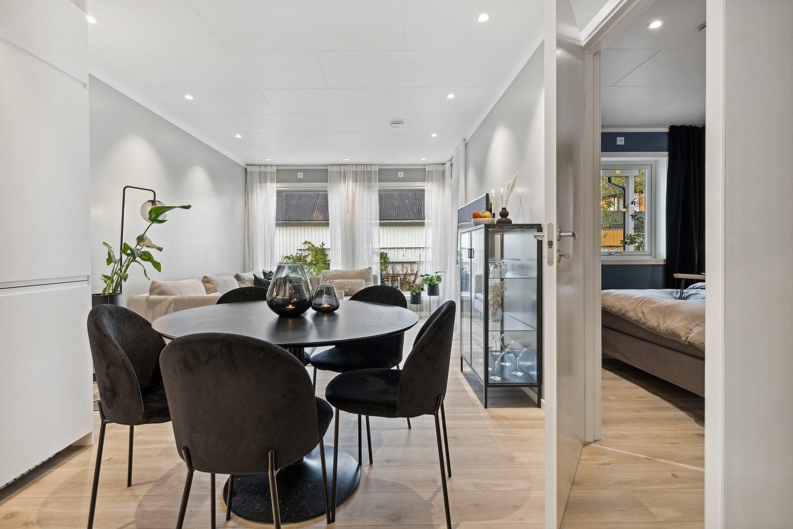 Naturlig plassering av spisebord midt i rommet Galleribilde