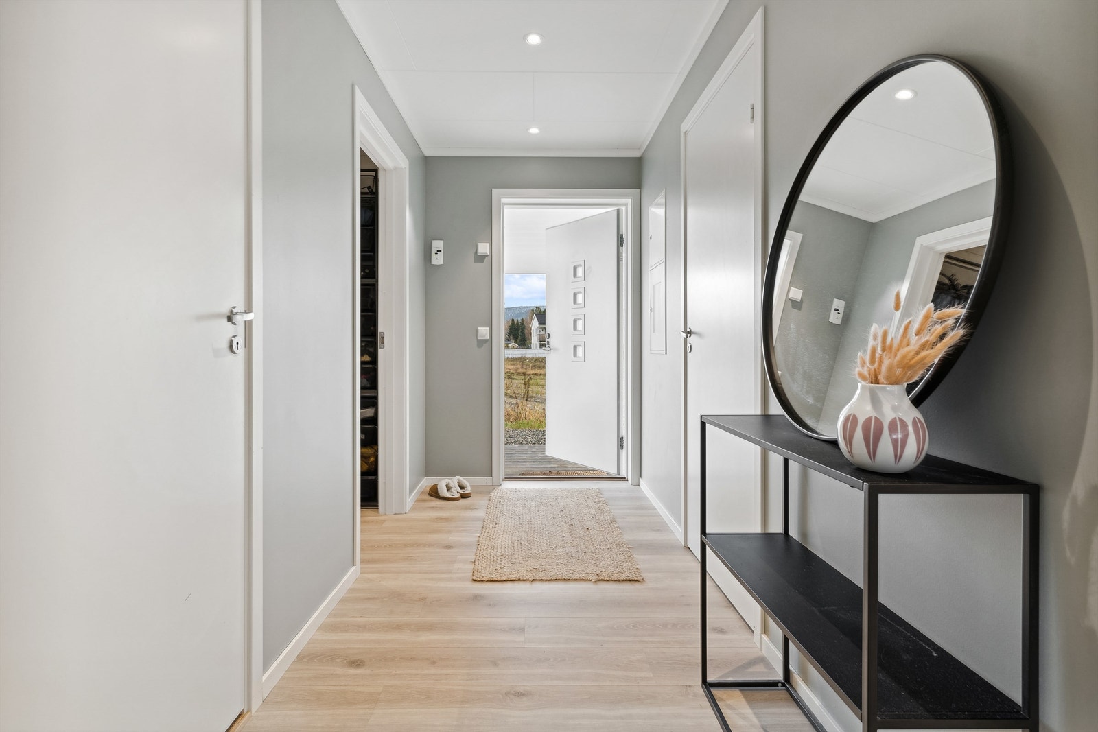 Entré med romslig garderobe/bod Galleribilde