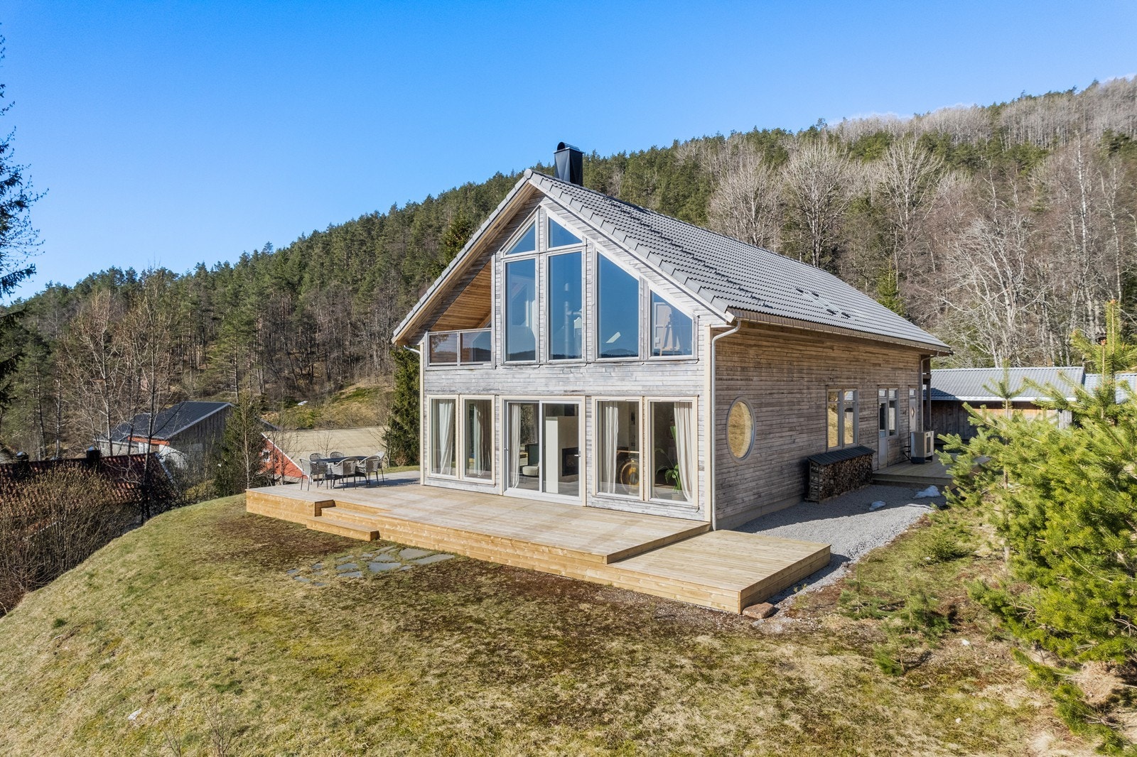 Høy standard med vannbåren varme og ytterkledning av osp. Galleribilde