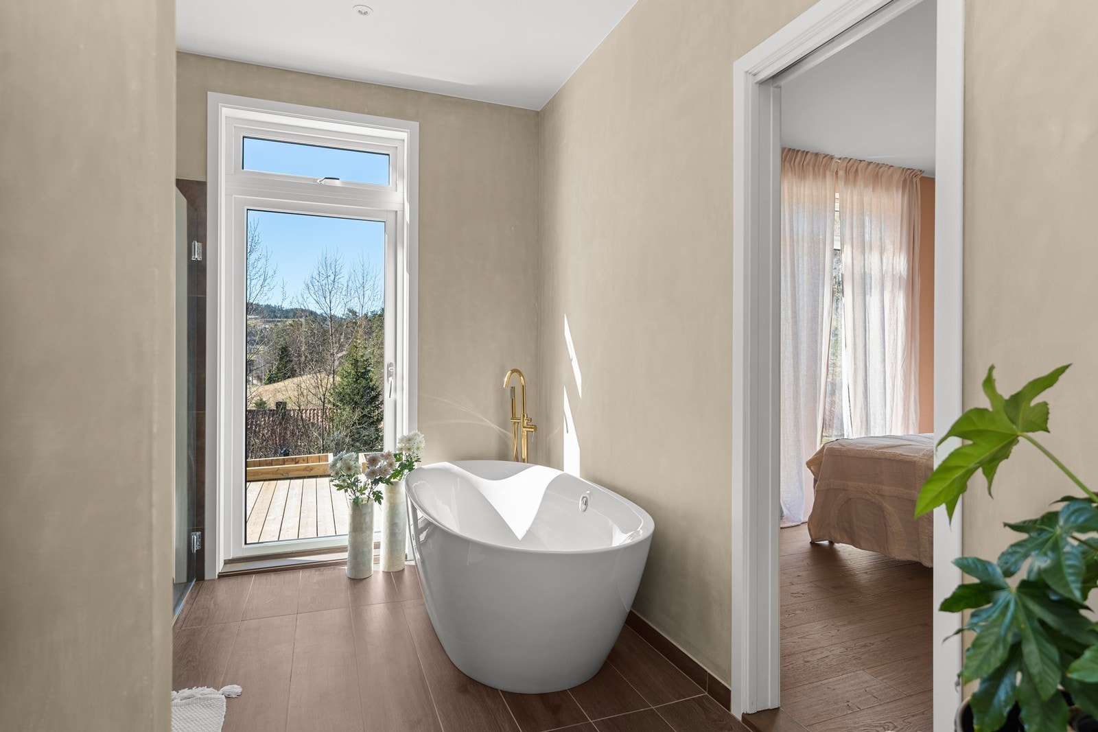 Stilig bad med adkomst til hovedsoverom. Galleribilde