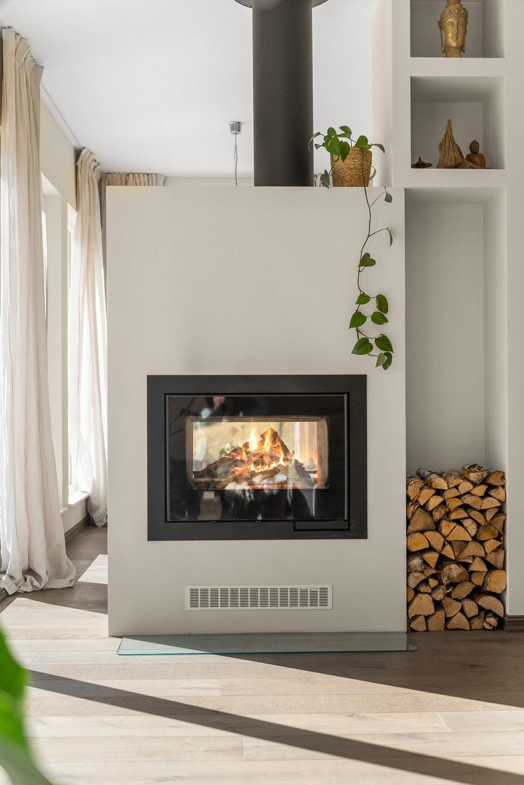 Peisen er gjennomgående til kjøkkenet. Galleribilde