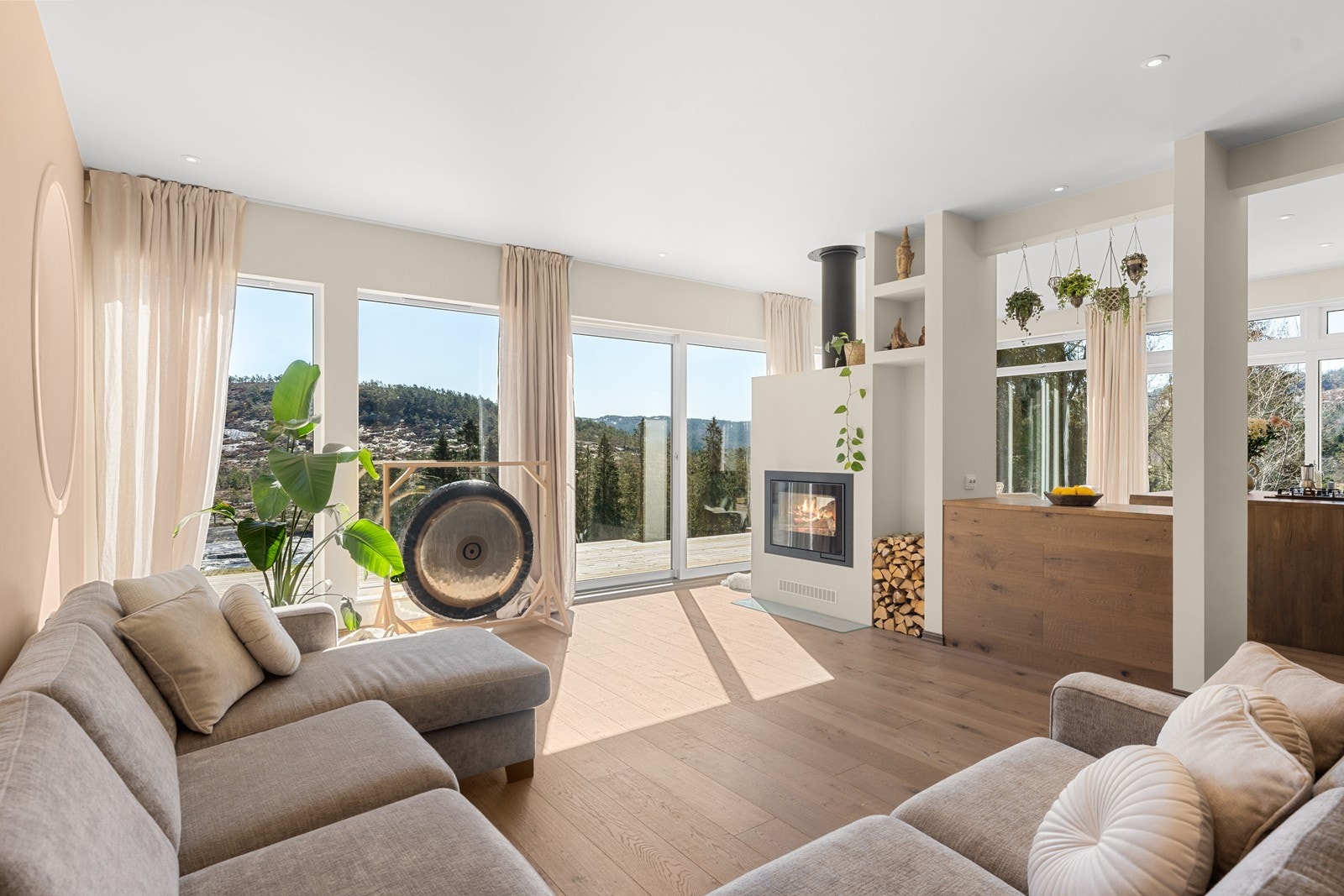 Luftig stue med peis og utsikt. Galleribilde