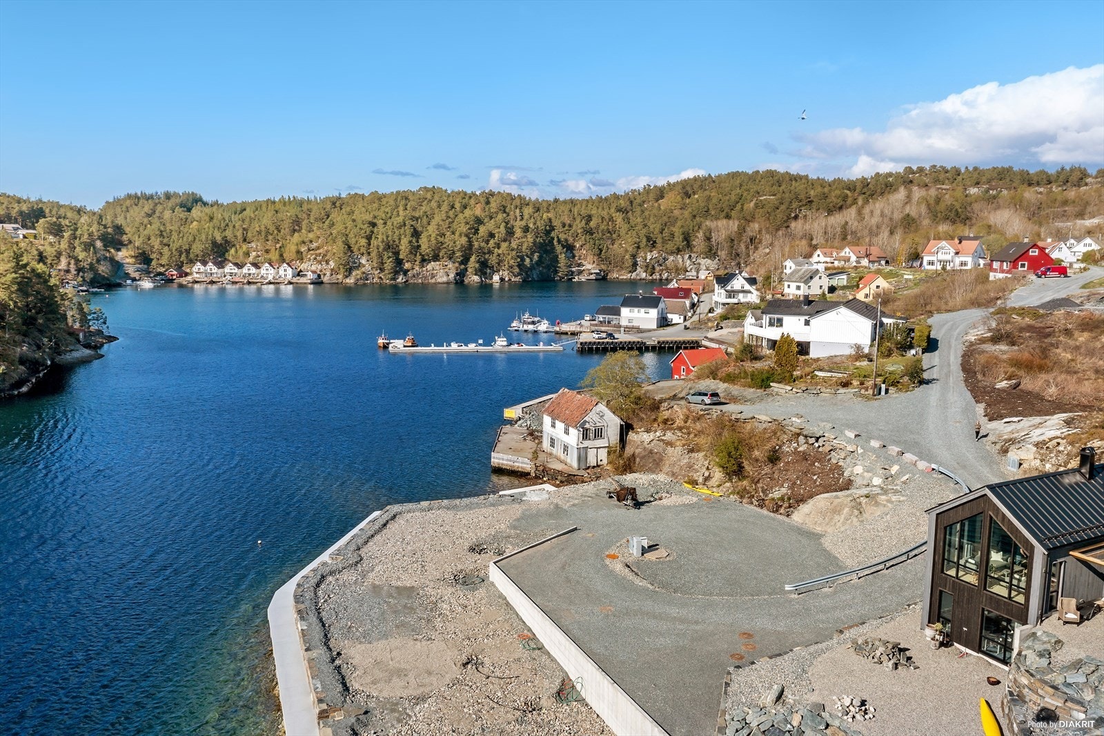 Dronefoto mot Grindheimsvågen. Parkeringsplass og adkomstvei er asfaltert etter bildetaking Galleribilde