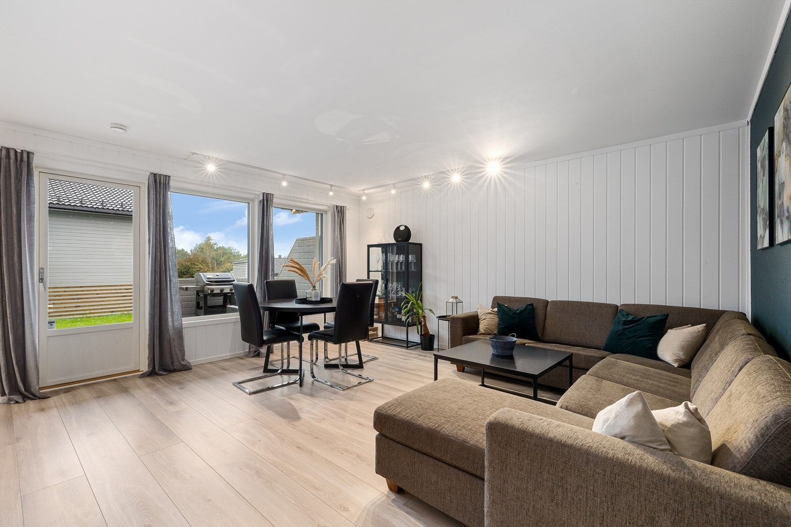 Fra stuen har en utgang til stor og skjermet terrasse Galleribilde