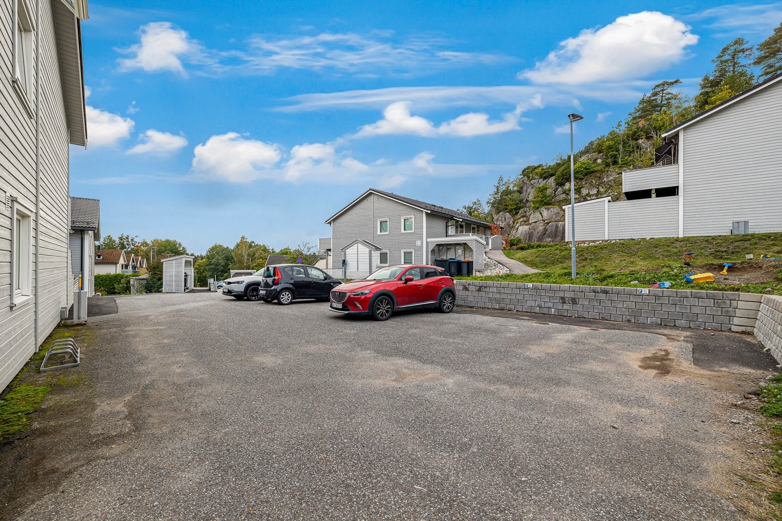 Det er oppstillingsplasser til hver enkelt beboer, samt gjesteparkering Galleribilde