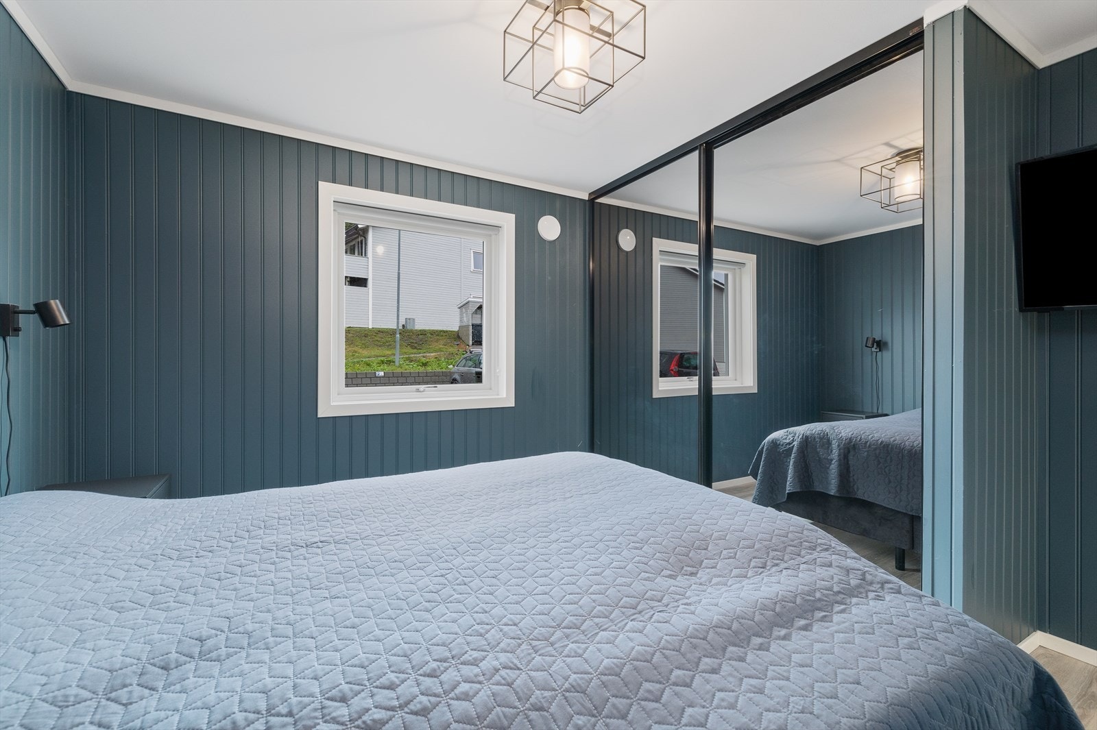 Soverom med skyvedørsgarderobe Galleribilde