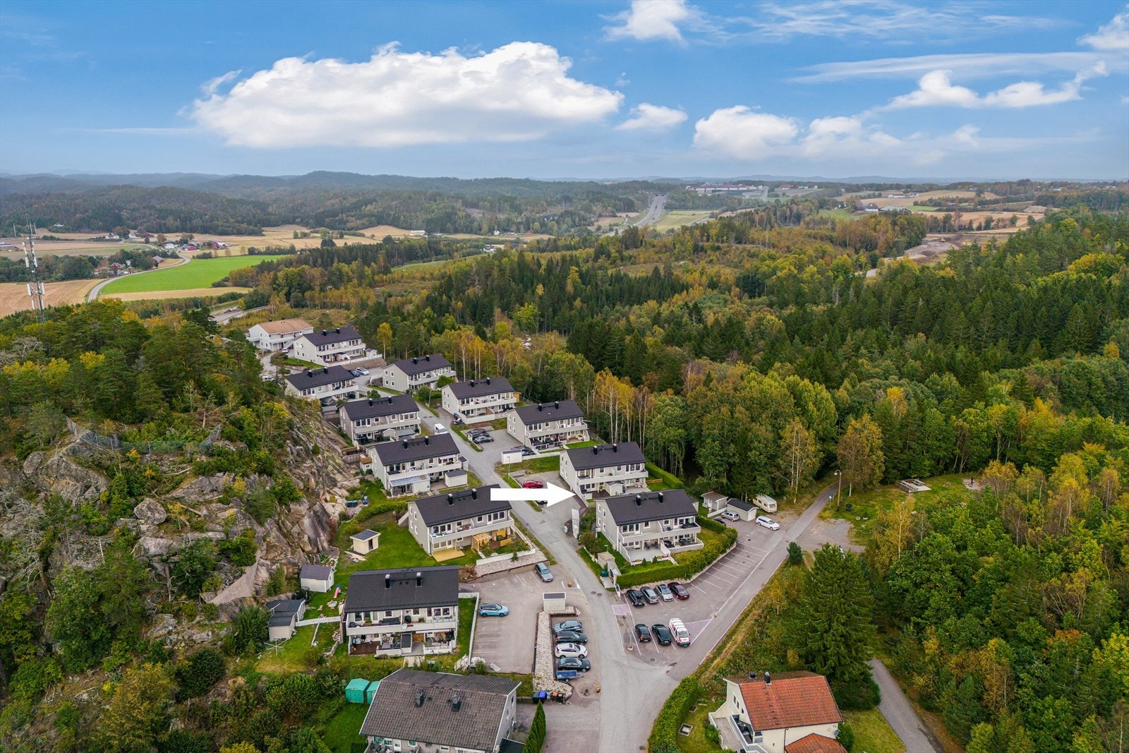 Her bor en i et rolig strøk og svært praktisk til om en jobber i Larvik eller pendler Galleribilde
